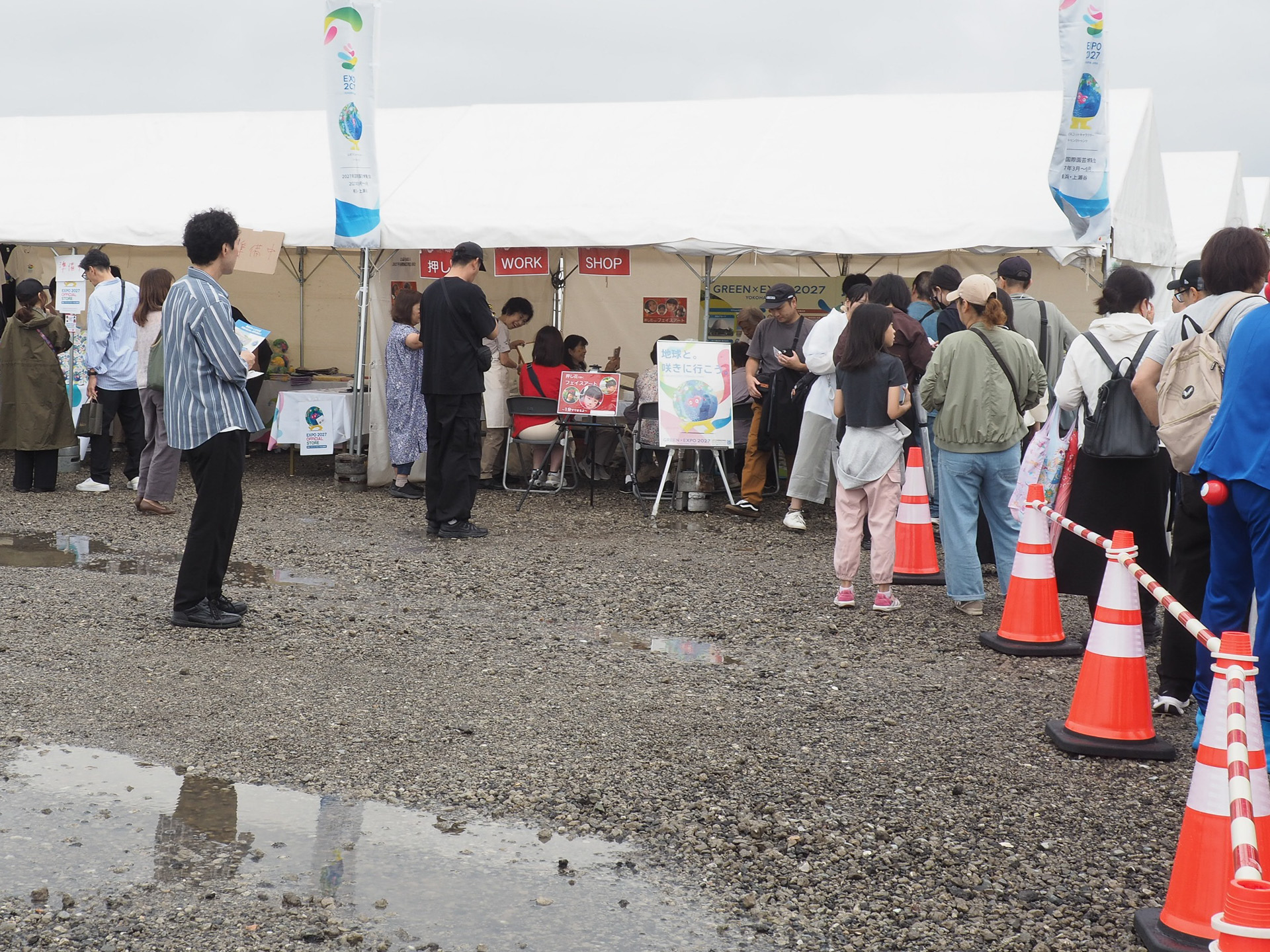 公益社団法人2027年国際園芸博覧会協会のブースでは、ブルーミングリングの配布や押し花を使ったフェイスアートなどを行なっており、時間帯によってはブルーミングリングを求める行列ができていた