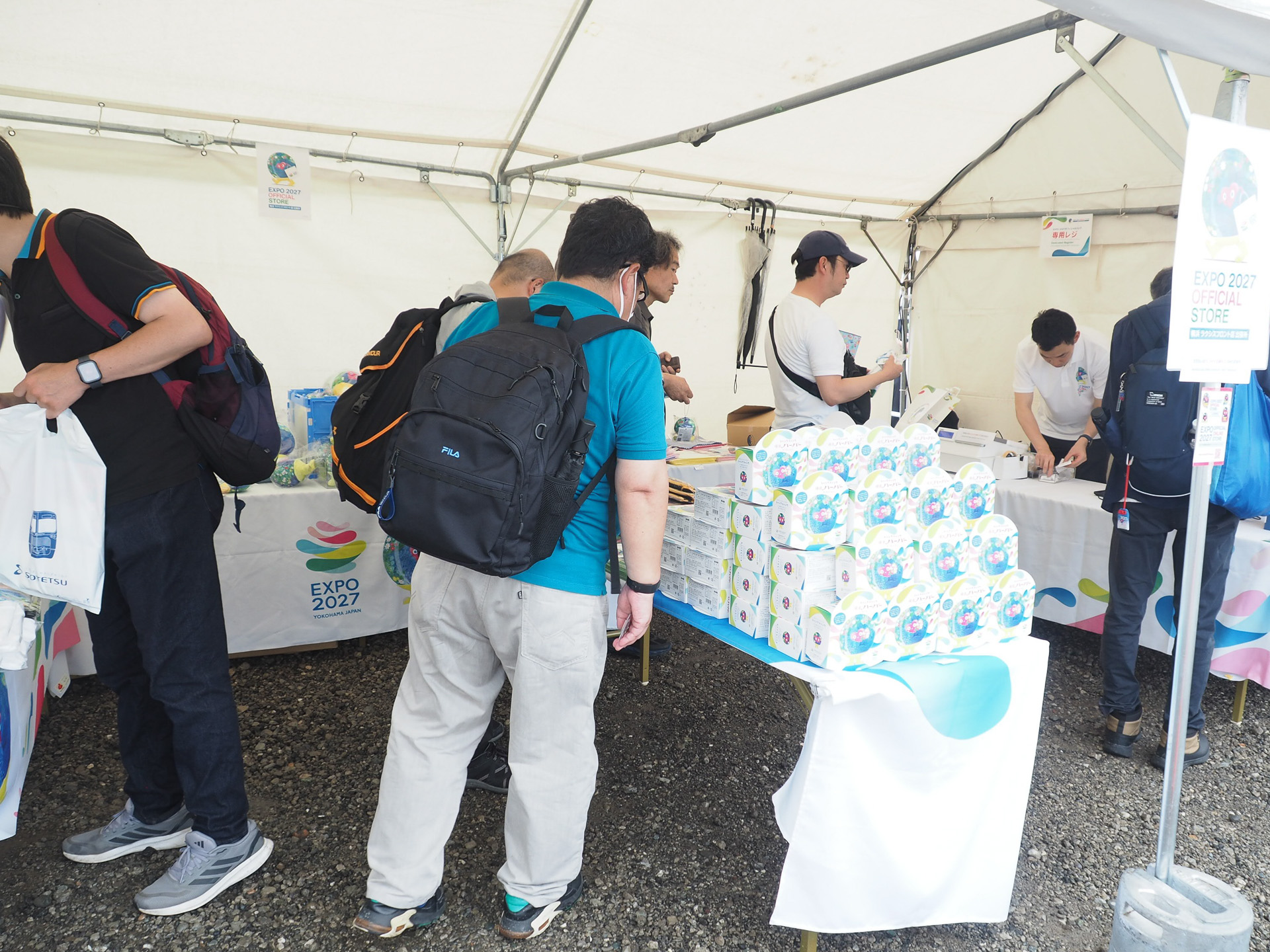隣のテントでは、GREEN×EXPO 2027の公式グッズを販売していた