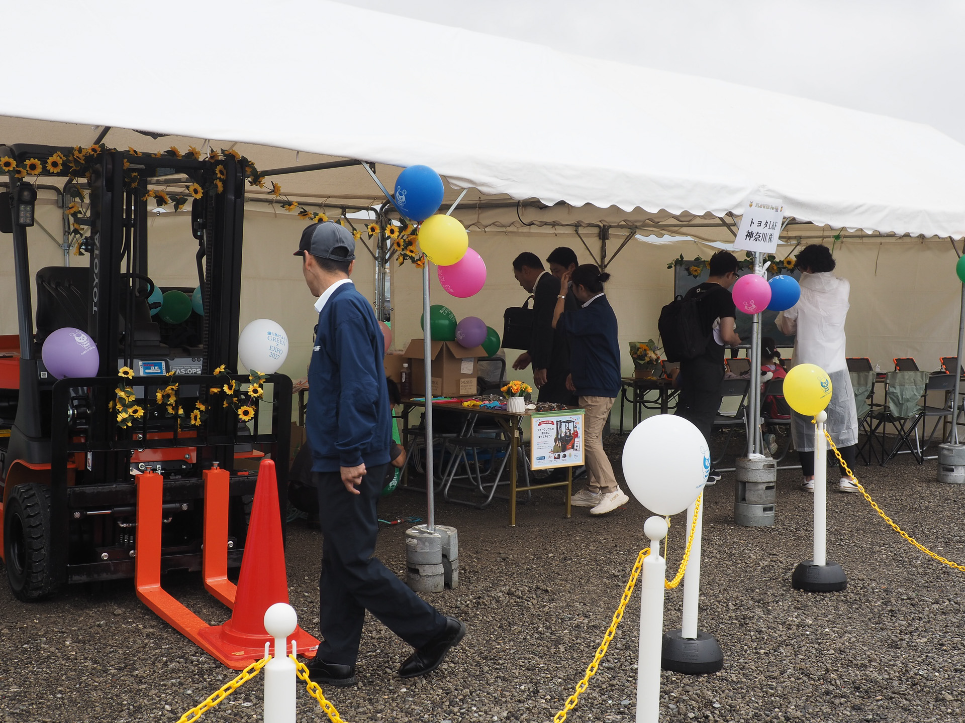 トヨタL＆F神奈川のブース。フォークリフトに座って記念撮影するコーナーや、自分で色付けした車が画面のなかを走る、動くぬり絵コーナーがあった