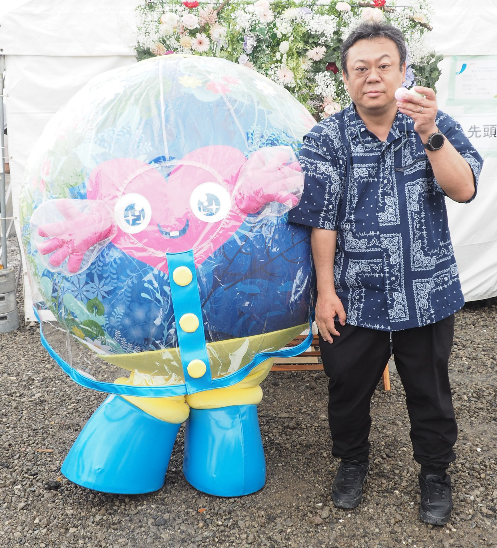 グリーティングで撮影してもらった筆者とトゥンクトゥンク。再び雨が降ってきたので、トゥンクトゥンクはレインコートを着て青い長靴を履いている