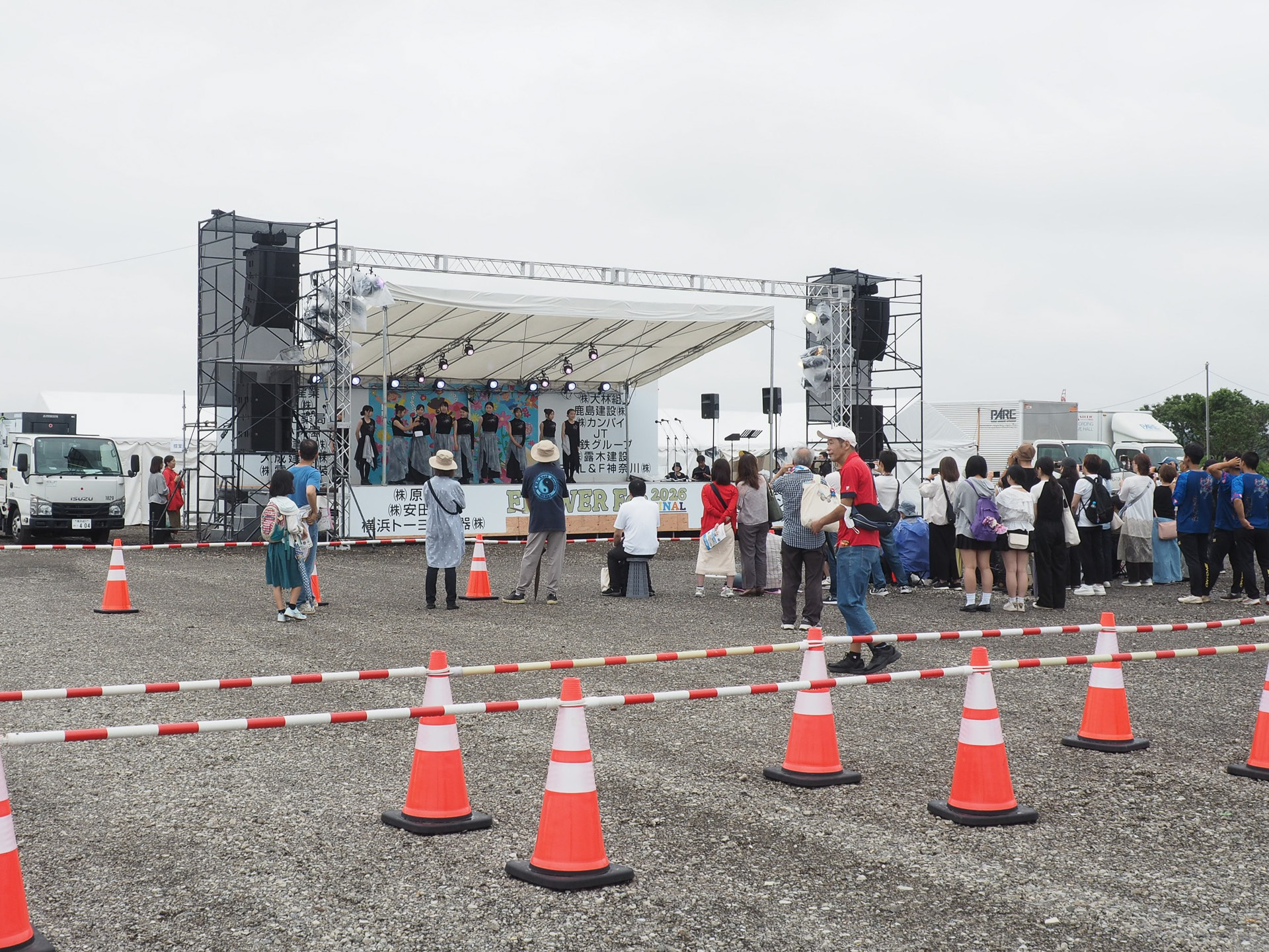こちらはステージ。地元の中高生による演奏やダンスをはじめ、さまざまな催し物を行なっていた