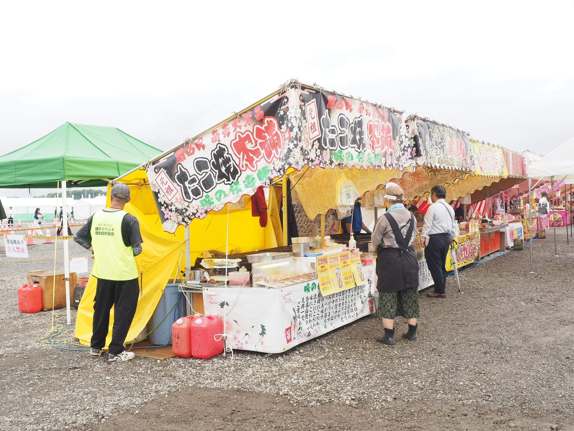 たこ焼きやじゃがバターなど、定番の食べ物屋台が並ぶ