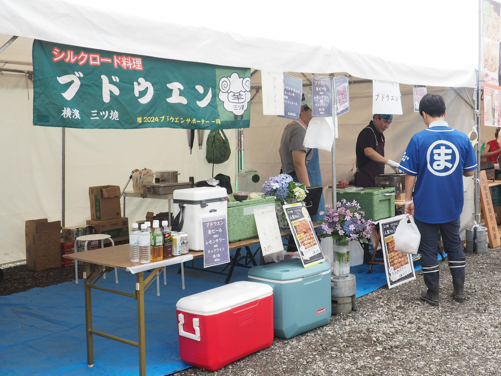 地元のシルクロード料理屋「ブドウエン」の屋台も出ていた