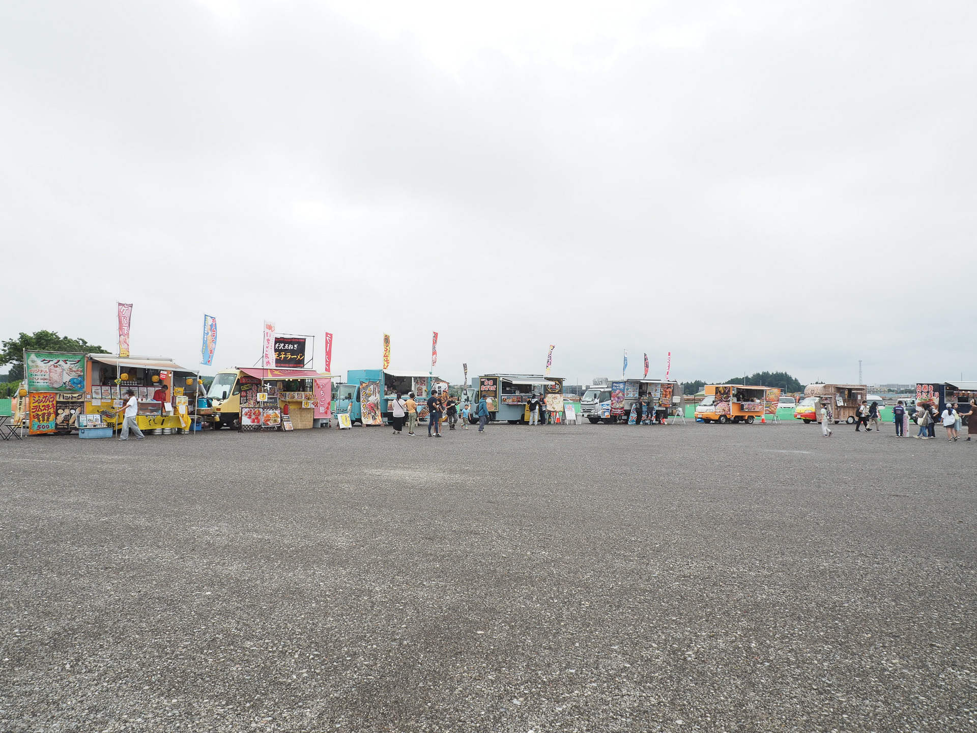会場の周囲には40台近いキッチンカーが並んでいた
