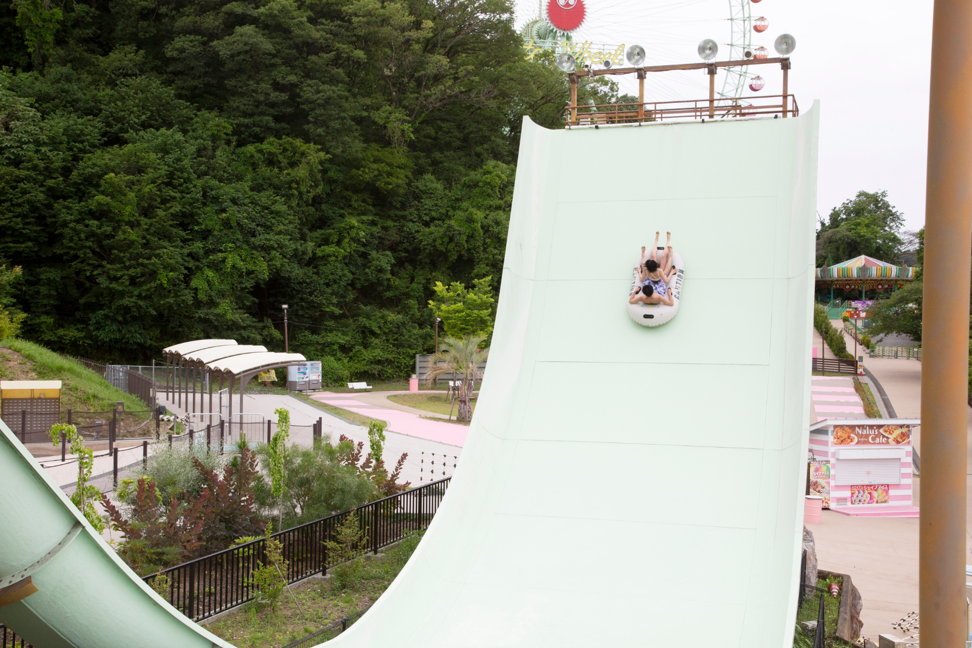高さ20mからゴムボートで滑り降りるウォータースライダー「タワーズロック」
