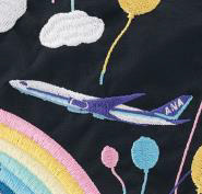 就航地を巡るANA機の立体刺繍に注目