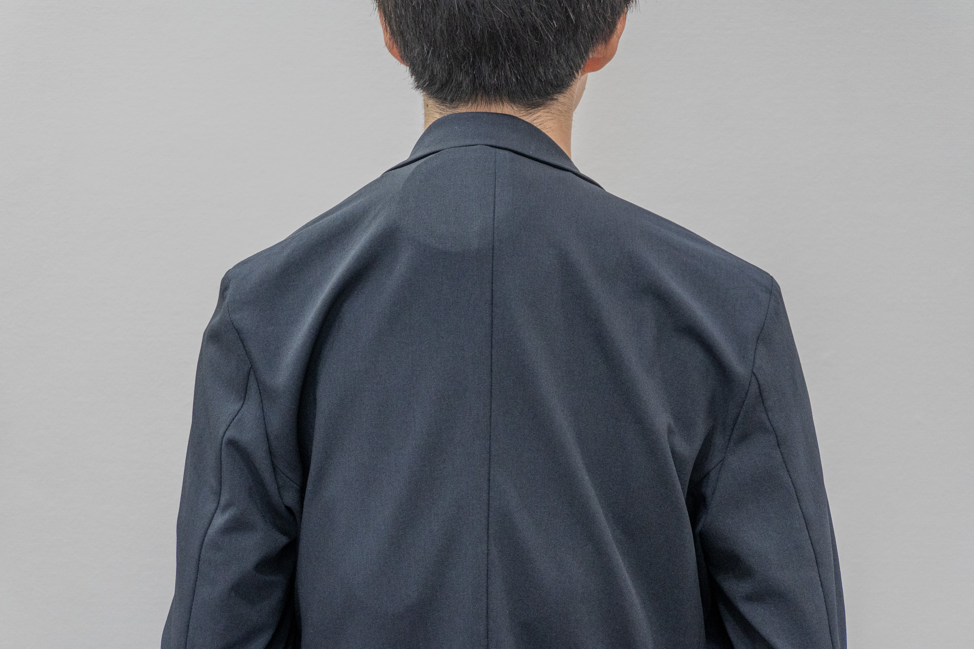 “カメの甲羅感”が否めないが、プレートの高さ調整＆羽織るもの次第では、見た目の違和感を軽減できる