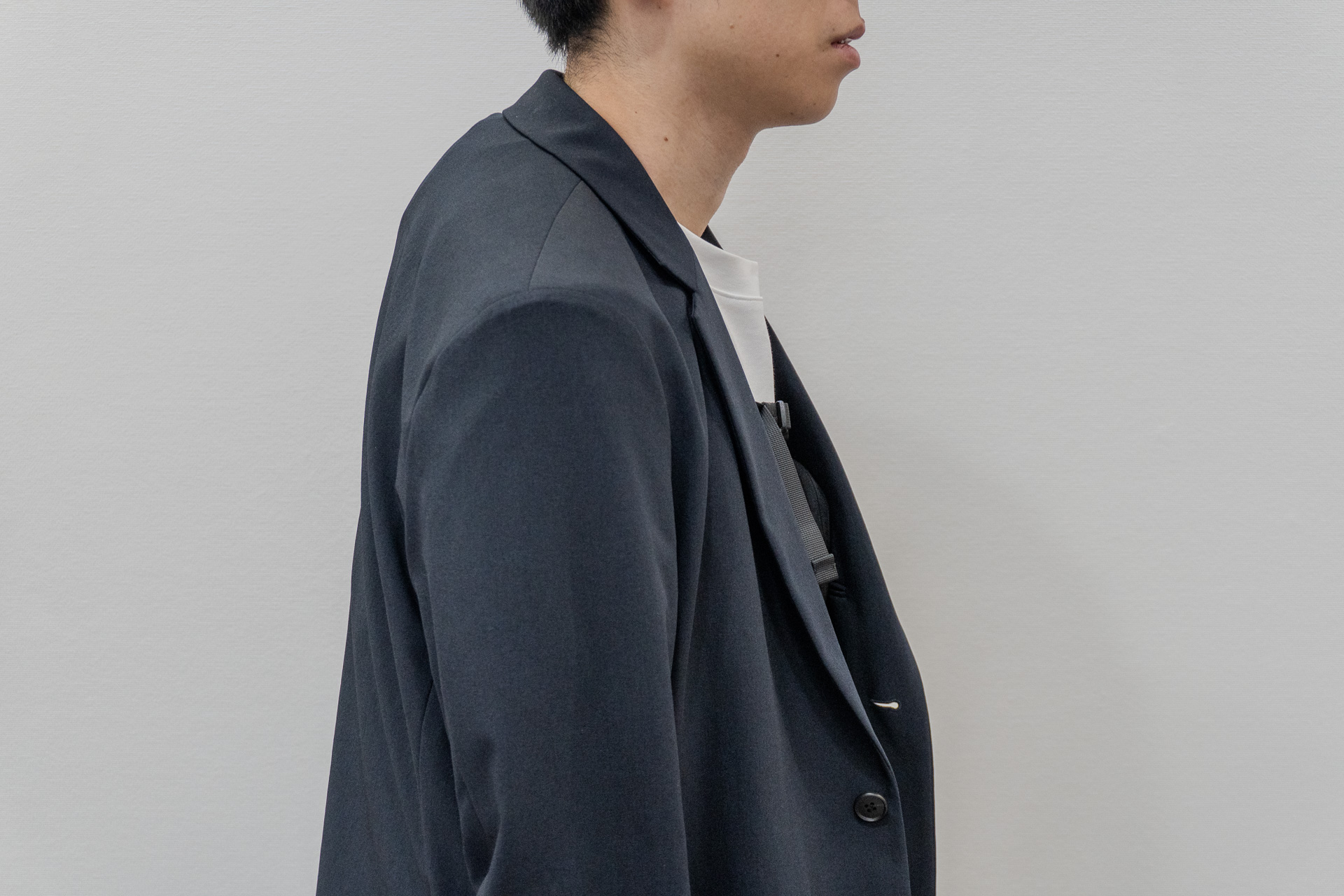 “カメの甲羅感”が否めないが、プレートの高さ調整＆羽織るもの次第では、見た目の違和感を軽減できる