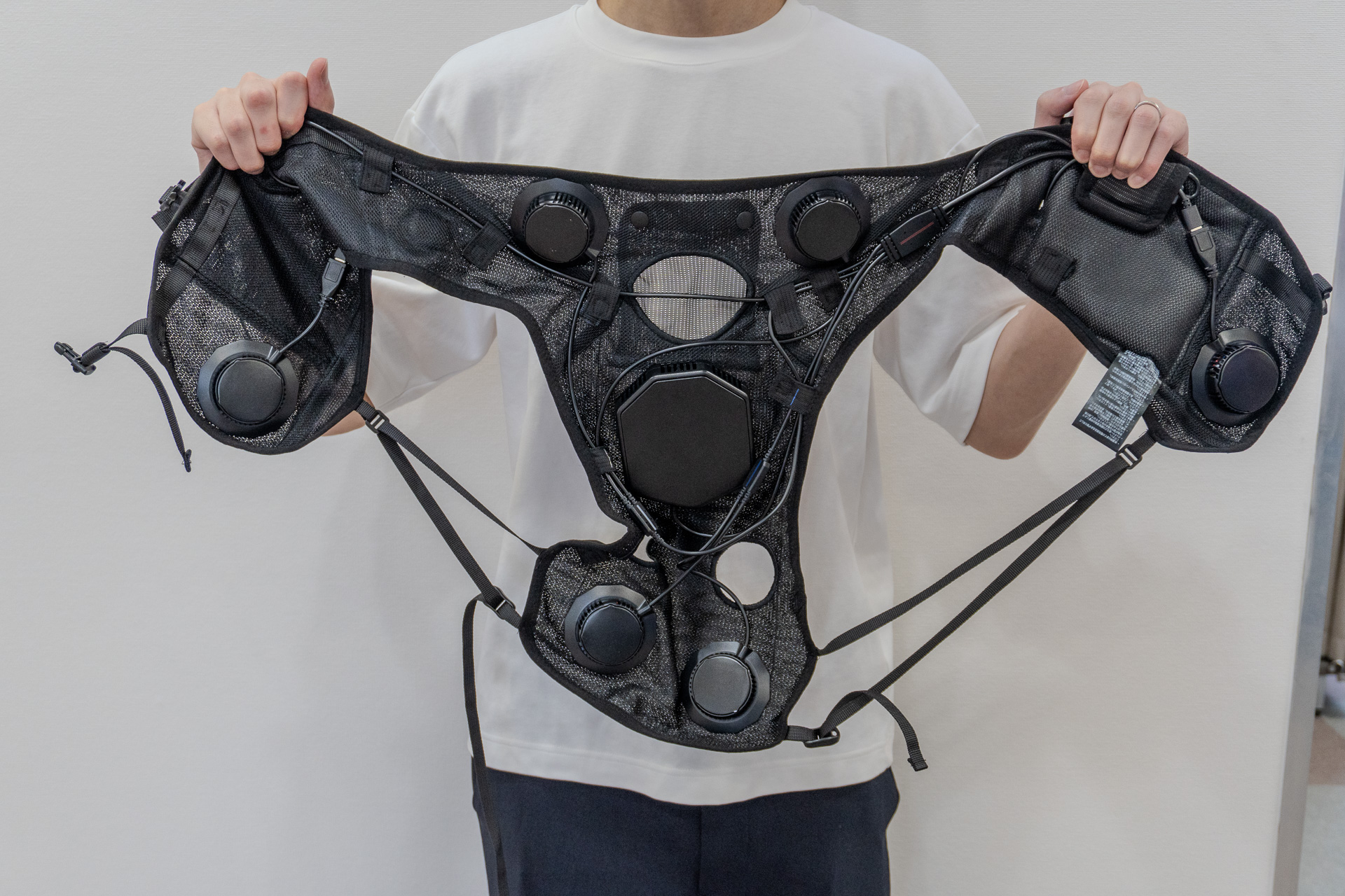 上位モデル「7個式スペシャルエディション」は、首元を含めた7か所の冷却プレートを搭載。低温やけど防止のため、夏用ネックガードなどの併用を推奨している