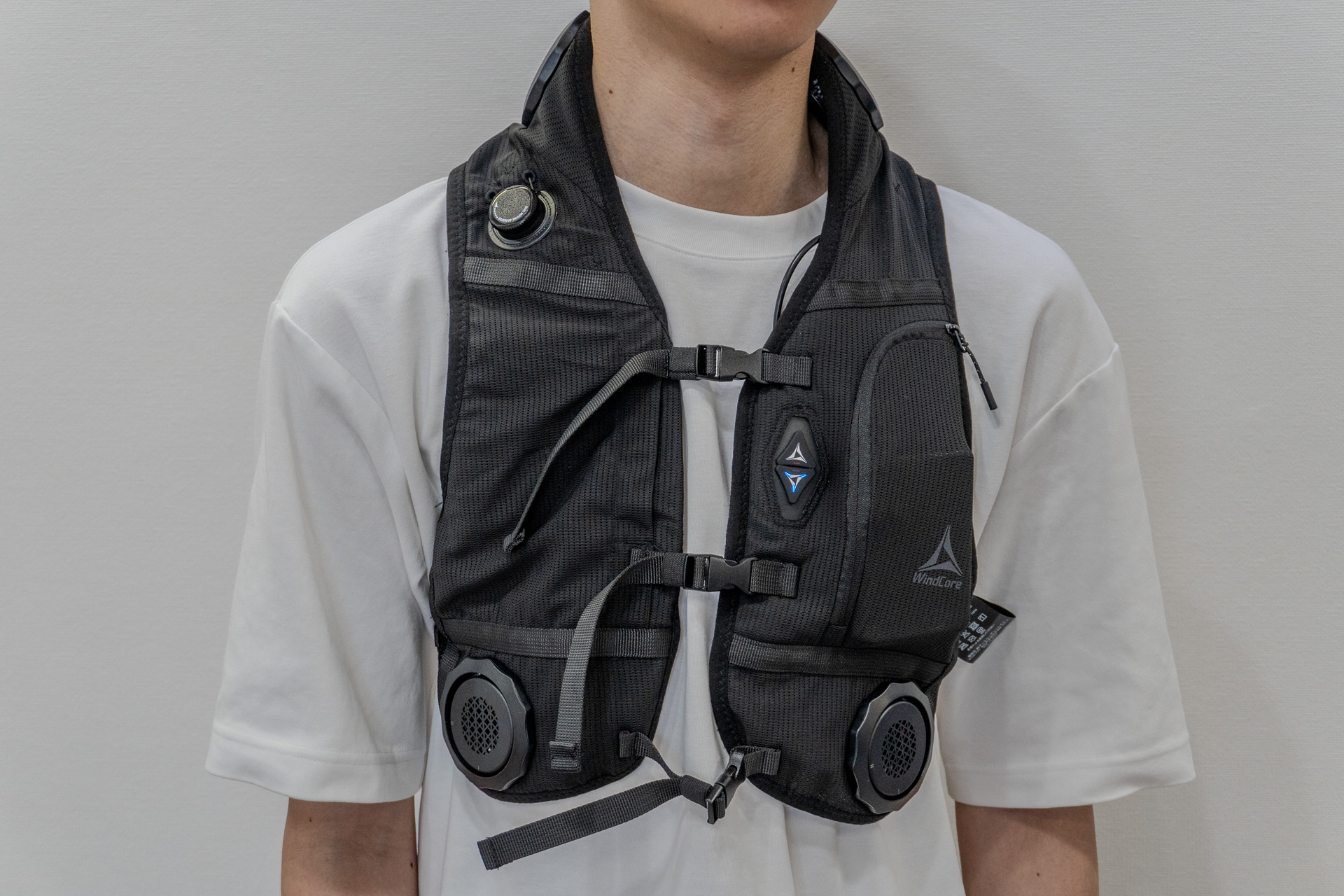 首元を含む7か所に冷却プレートを備えた上位モデル「7個式スペシャルエディション」（2万9800円）