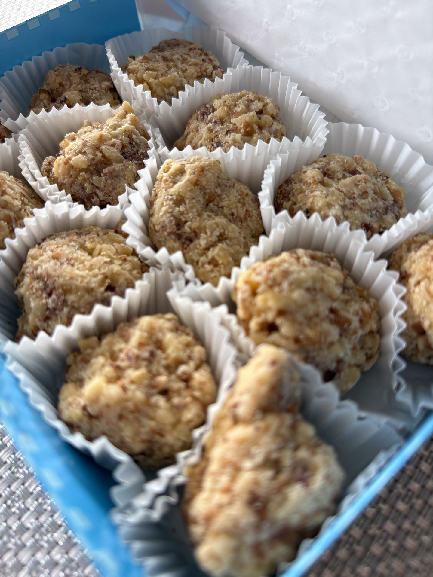 中にやわらかなチョコレートヘーゼルナッツクリームが入っている
