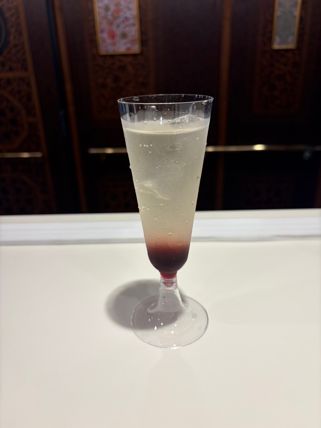 船内カフェでは特製カクテル「ロワイヤルII」を販売