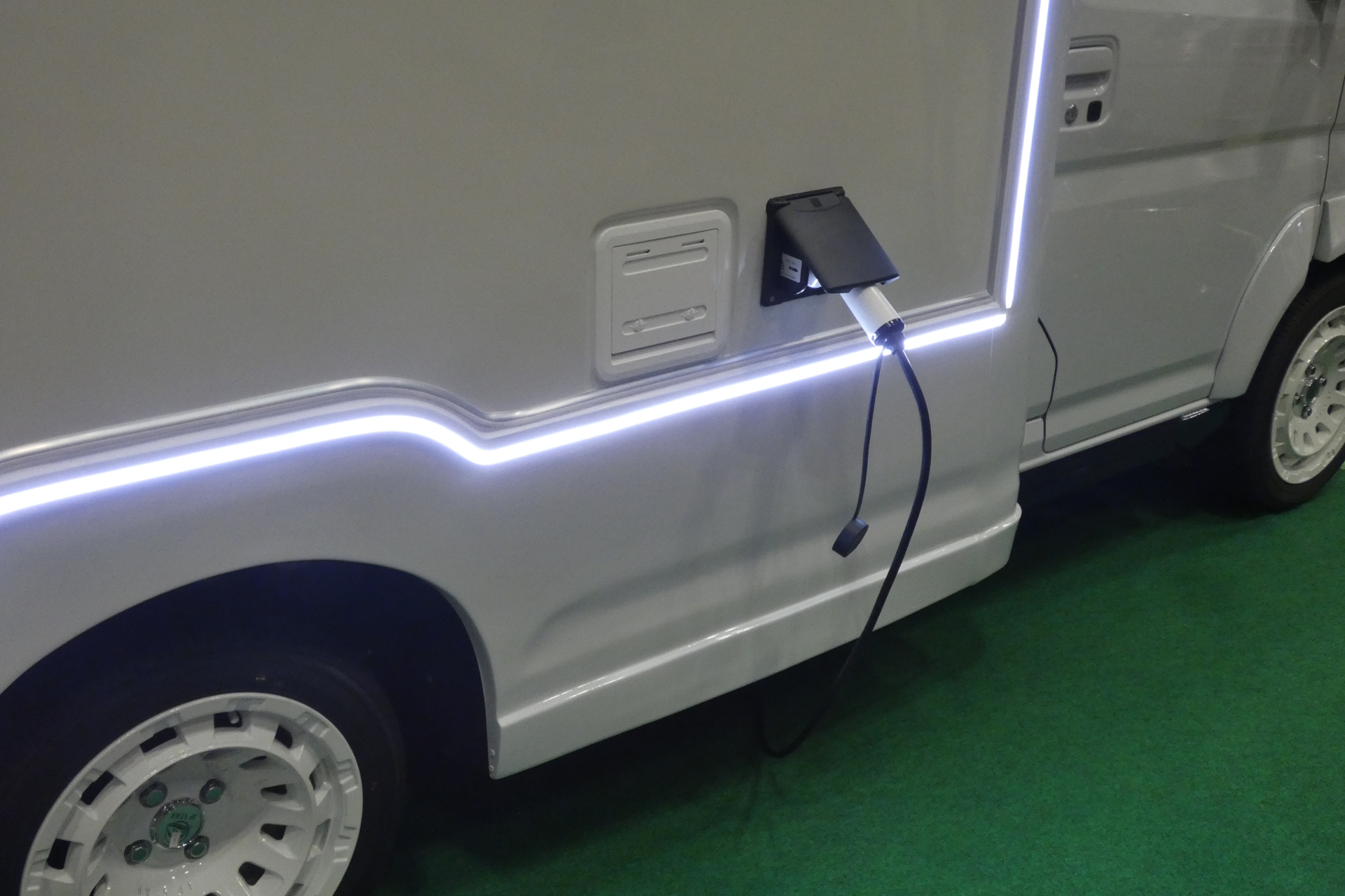 EcoFlowのバッテリーシステムが標準装備となり、外部給電のポートの仕様が変更されている