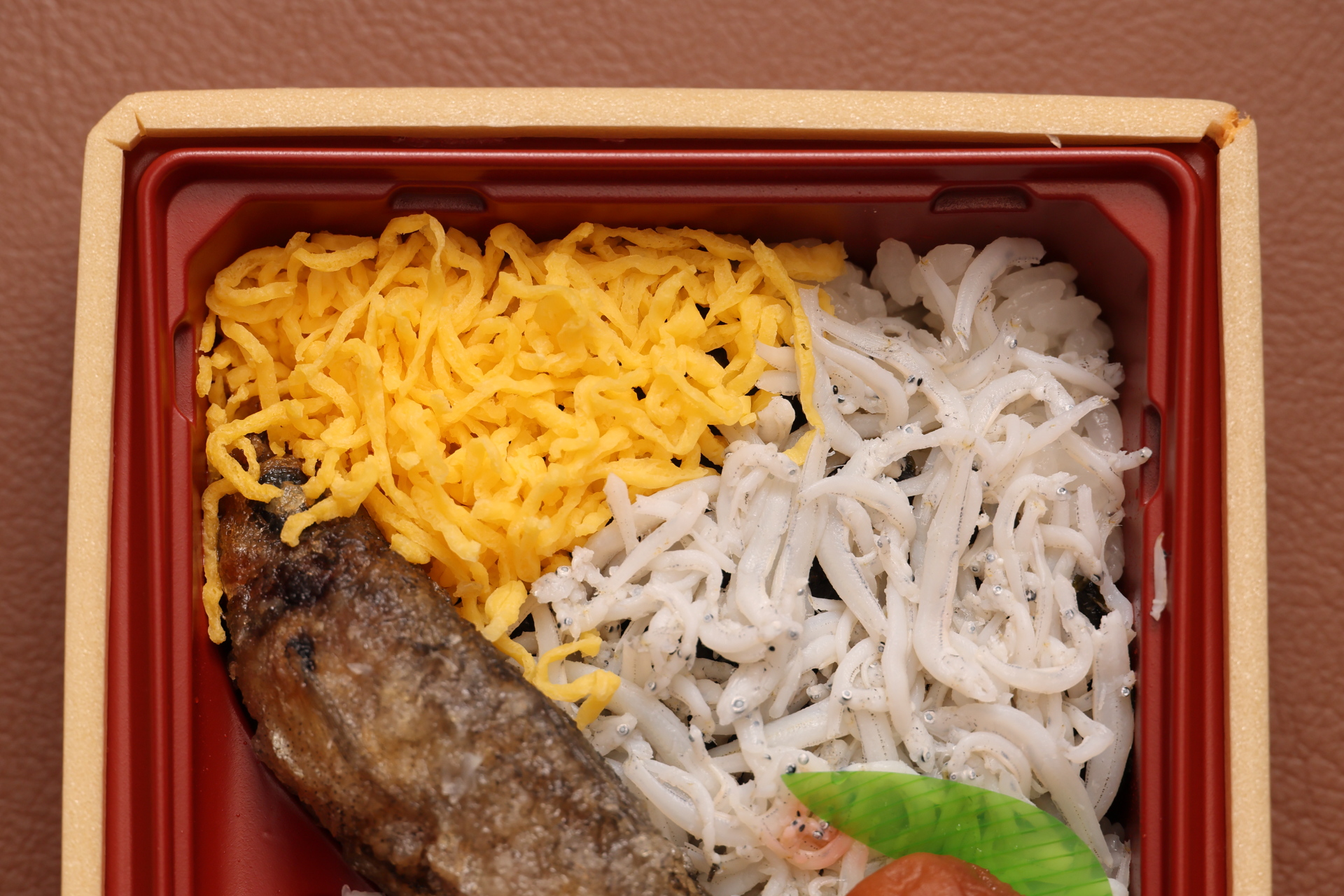 ご飯の上には釜揚げしらすと錦糸玉子がのっています