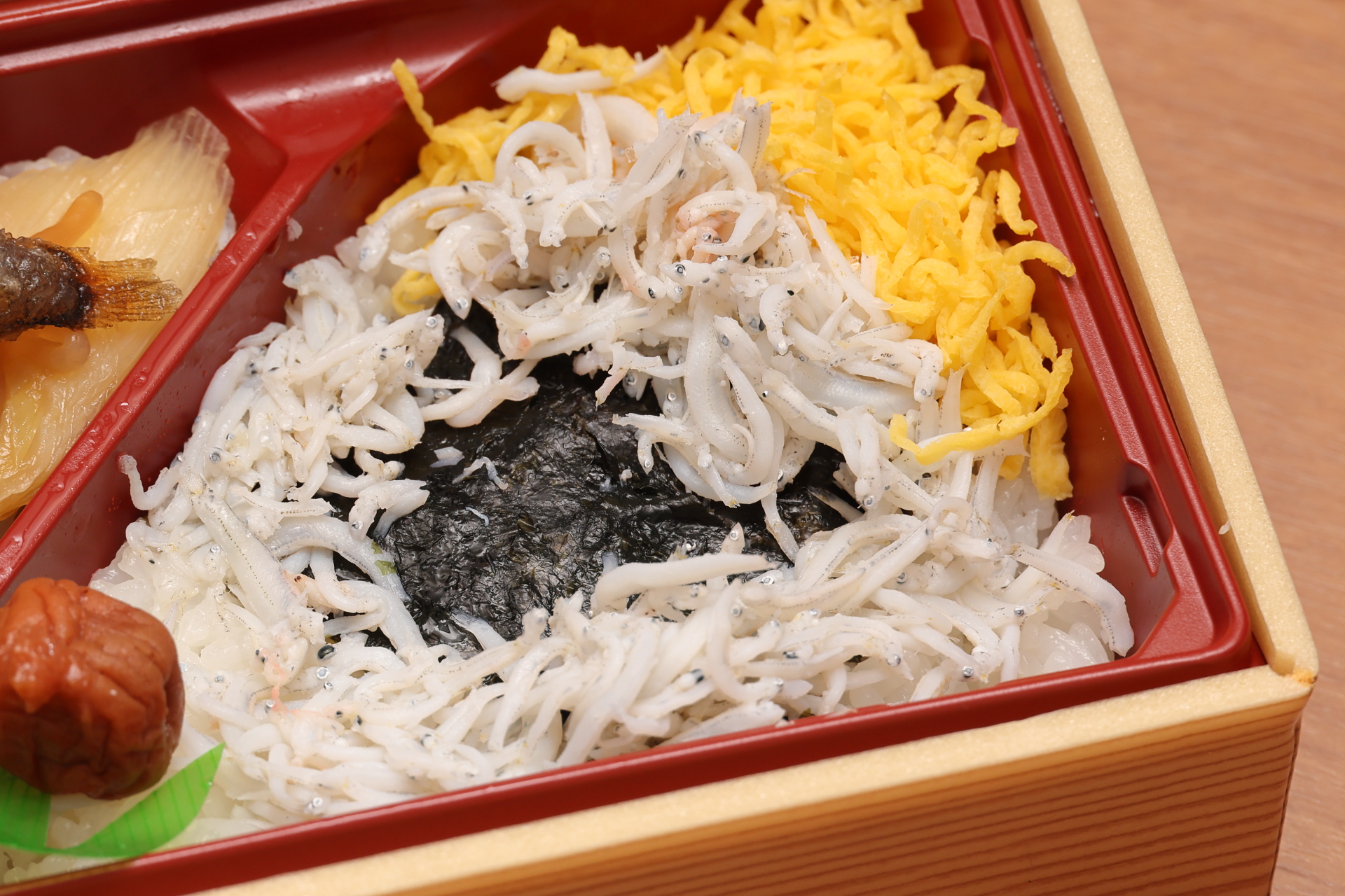 釜揚げしらすと錦糸玉子のご飯は海苔弁です