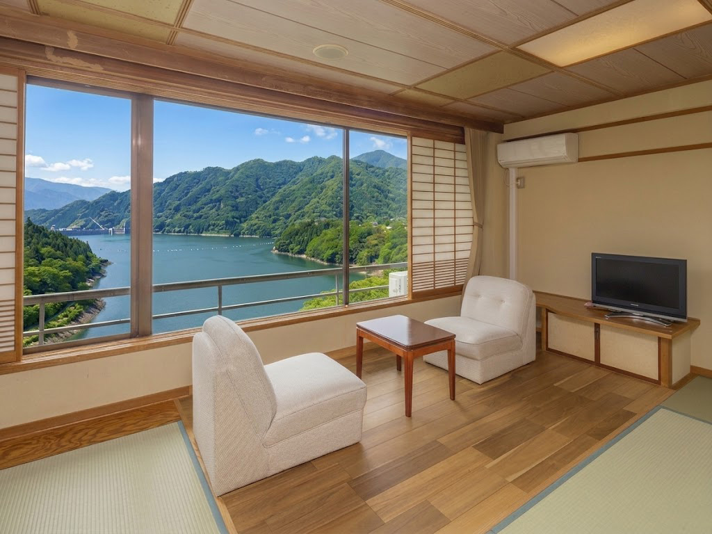 和室。赤谷湖を一望できる