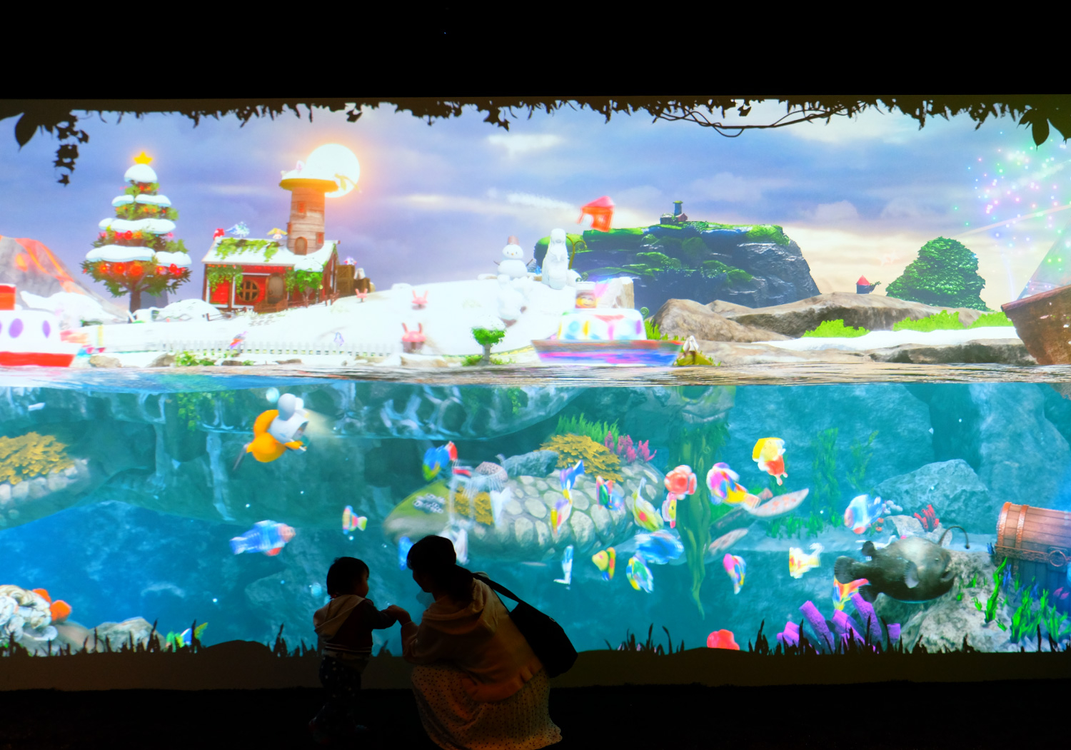 自由に紙に描いた魚が、デジタル世界の海のなかで泳ぎ出す不思議なお絵かき