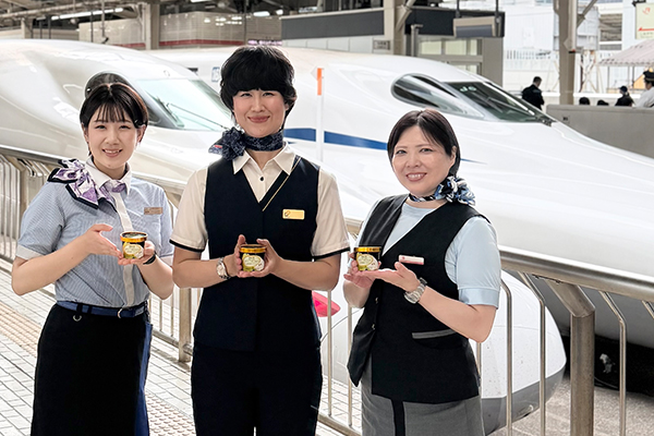 各社アテンダントと新幹線パーサーが企画に参加し、“シンカンセンスゴイカタイアイス”として人気のアイス限定フレーバーとパッケージデザインを選定