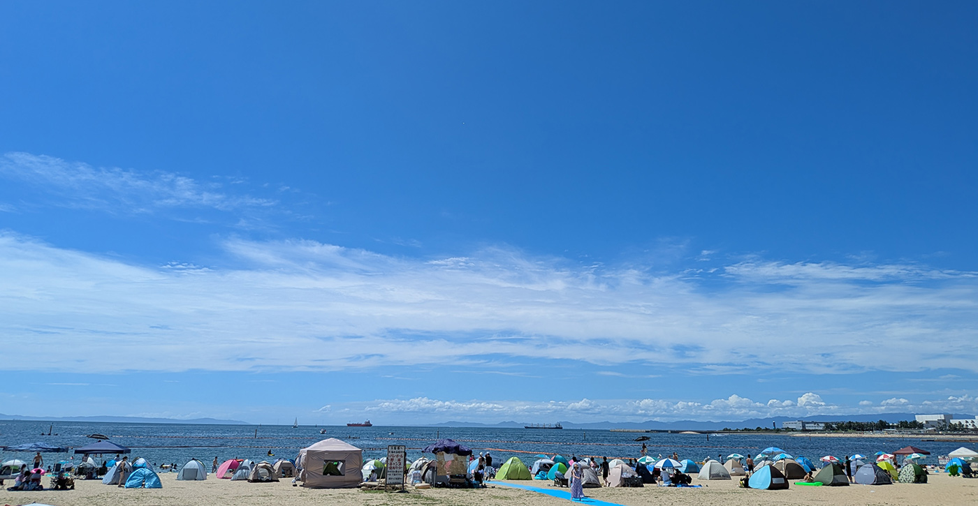 1kmにわたり白砂青松のビーチが広がる大阪湾有数の海辺のレジャースポット「二色の浜海水浴場」に、巨大な海上アスレチックをオープン