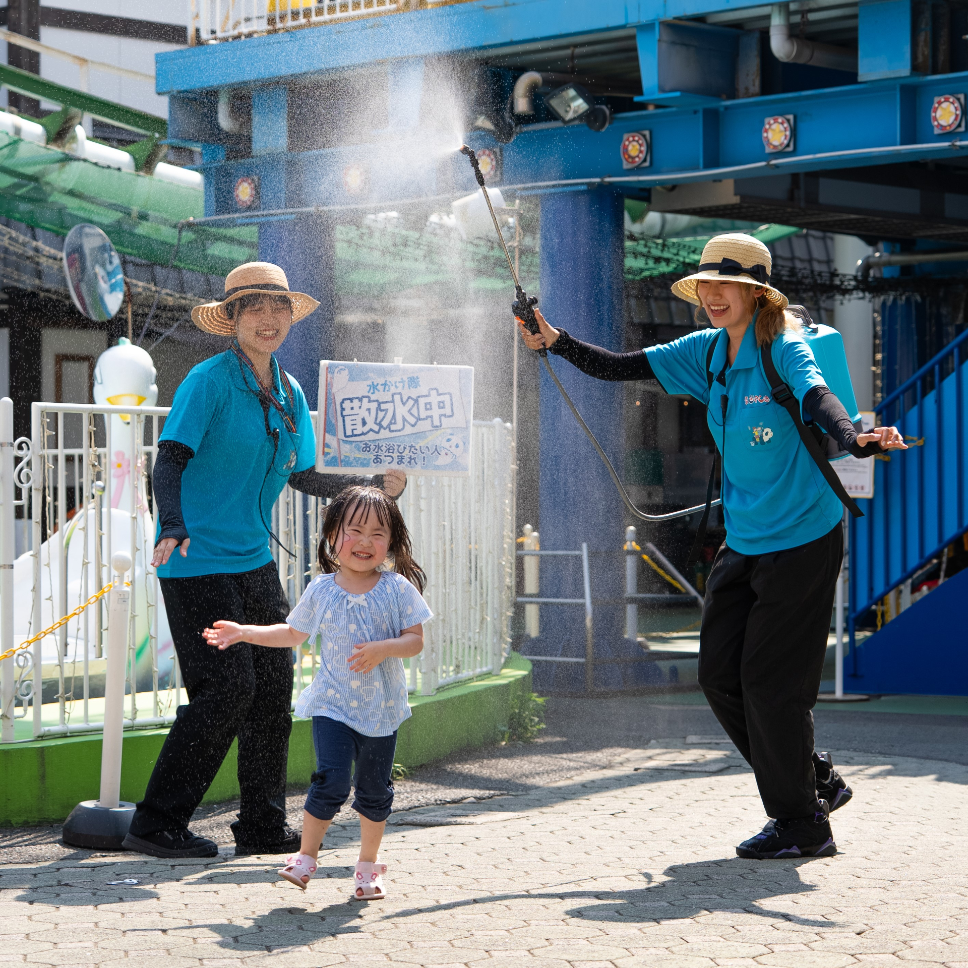 「花やしき水かけ隊！」は1日2回出動