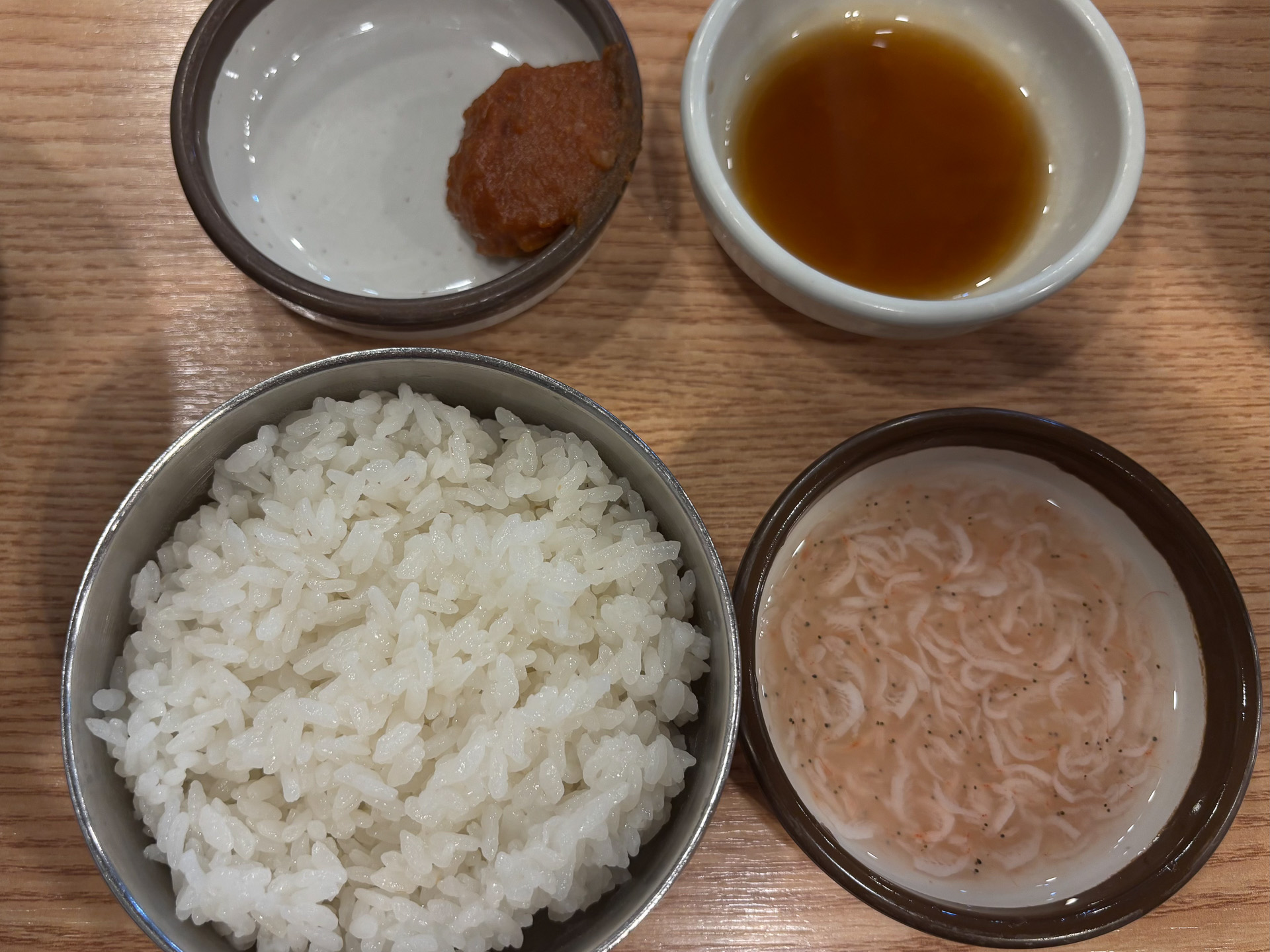 アミの塩辛、甘味噌などの調味料で自分好みに味付け
