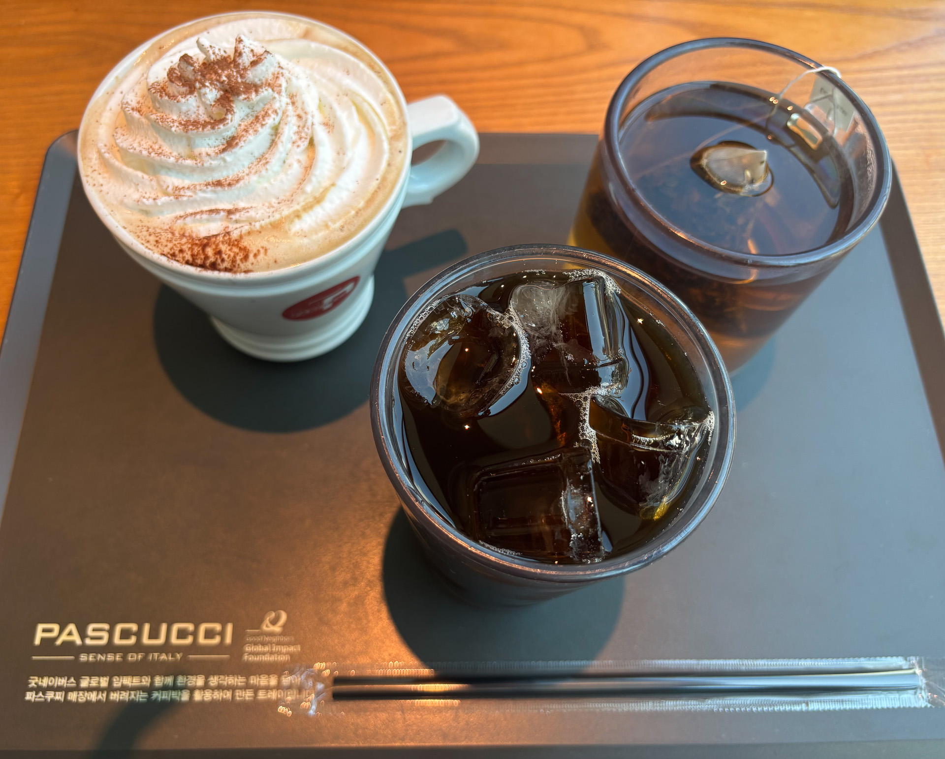 左からカフェラテ、アイスアメリカーノ、アールグレイティー