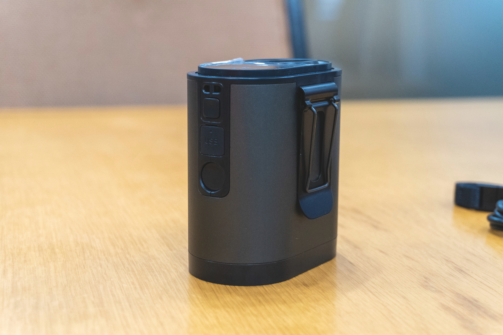 側面にモード切り替えボタンとUSB Type-Cポート。小さいクリップを立てれば、卓上ファンとしても使える