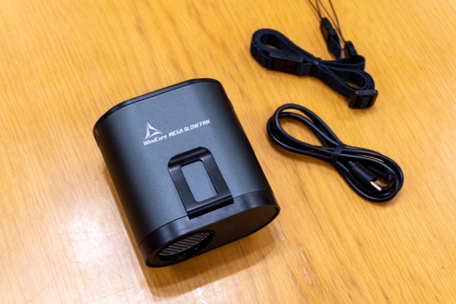付属品は本体、ネックストラップ、充電コード（USB Type-C to C）、取扱説明書、保証書