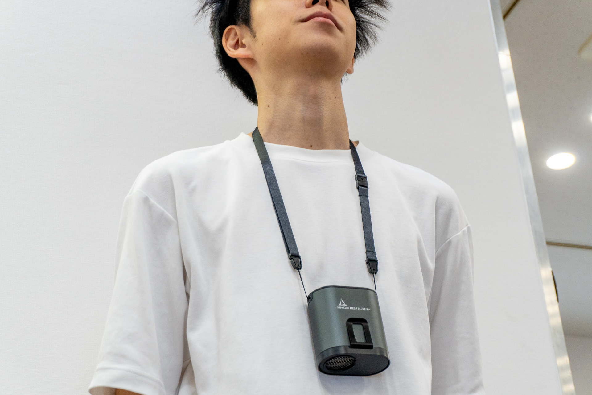 付属のネックストラップで首から下げる使い方も可能