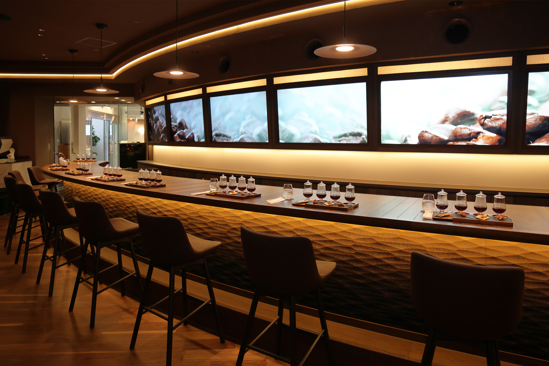 Lounge by UCC COFFEE ACADEMY（コーヒーラウンジ）。お酒でも出てきそうな雰囲気だが、静かにじっくりと味と香りに集中することができる
