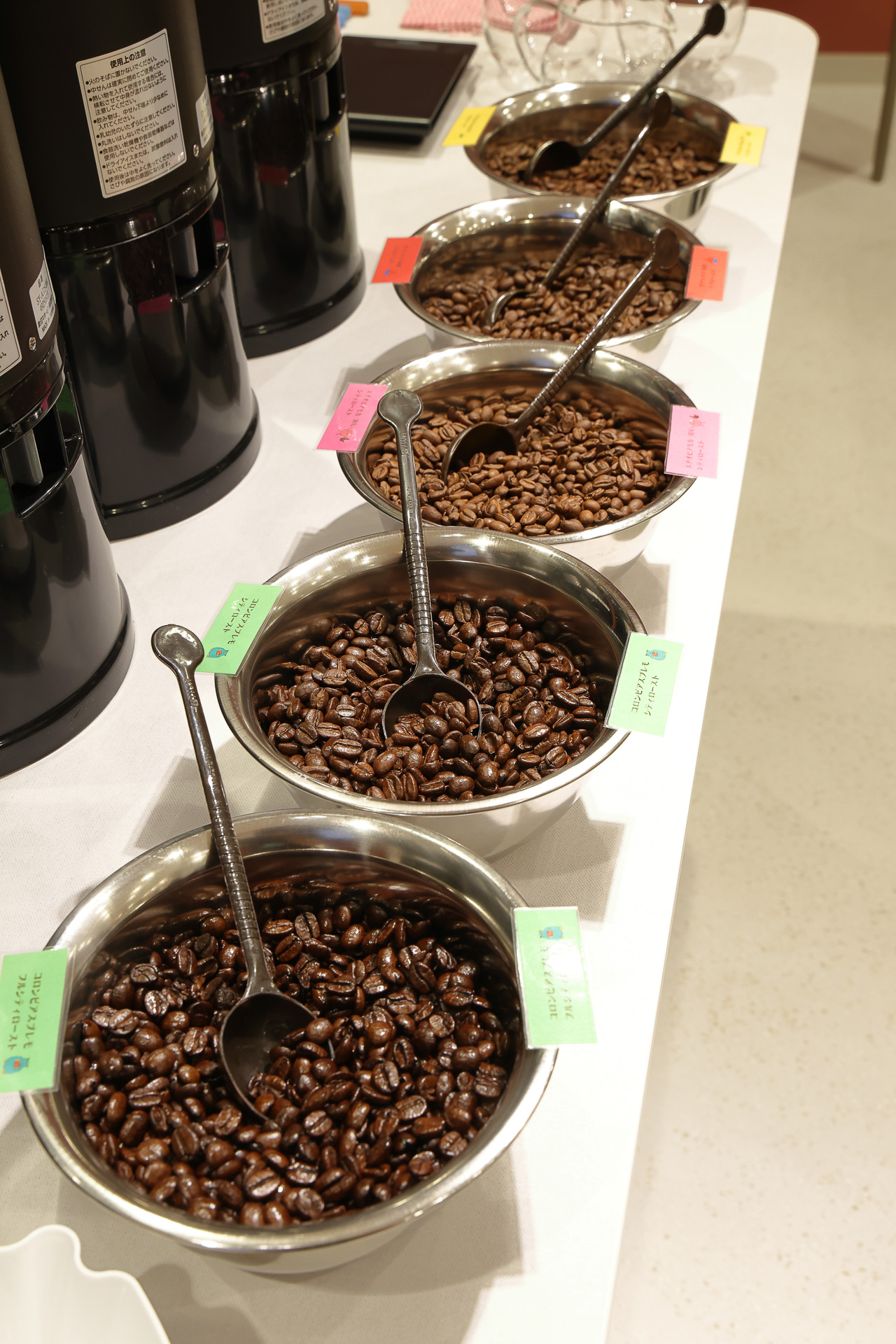 このなかからスプーン計5杯分の豆を選び、ミルで挽いてコーヒーを淹れる。配合を変えて好みの味に近づけていく