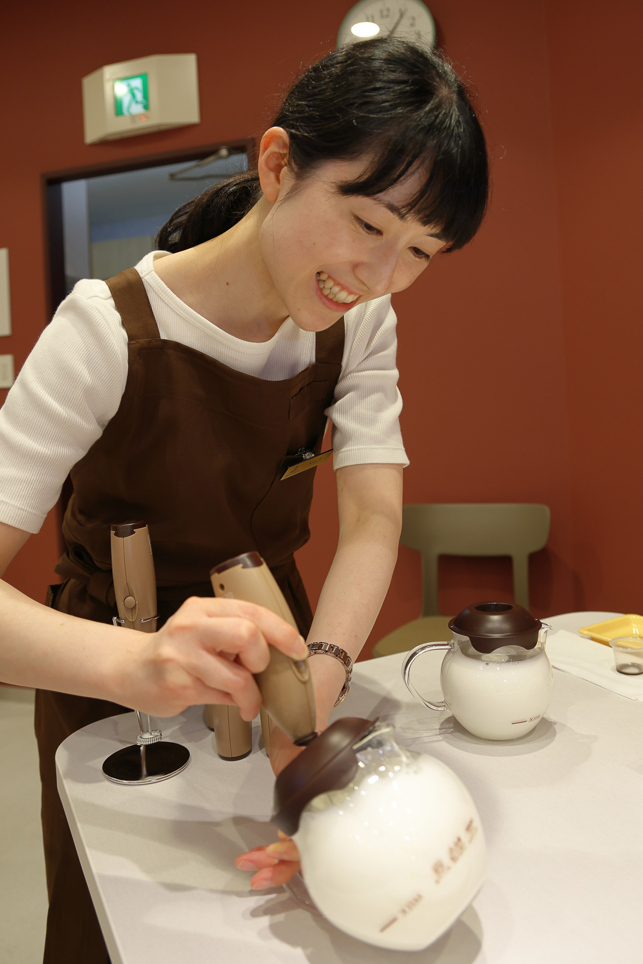 ミルクを泡立てるのは、UCC COFFEE MUSEUM館員の水川佐保さん