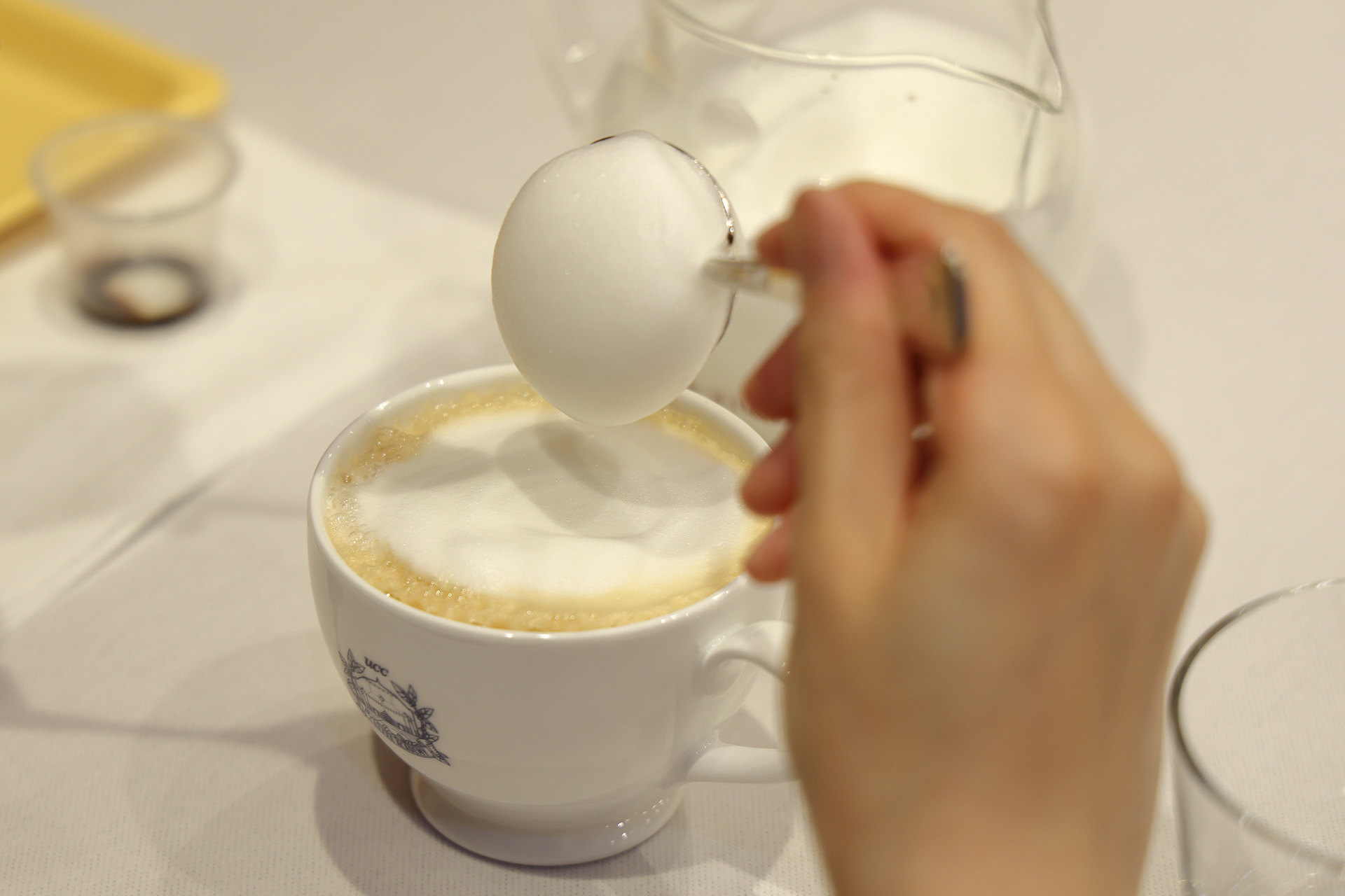 60℃のミルクをしっかり泡立てるとご覧のようにメレンゲ状になる。コーヒーの上に乗せた泡の上に慎重に乗せていく