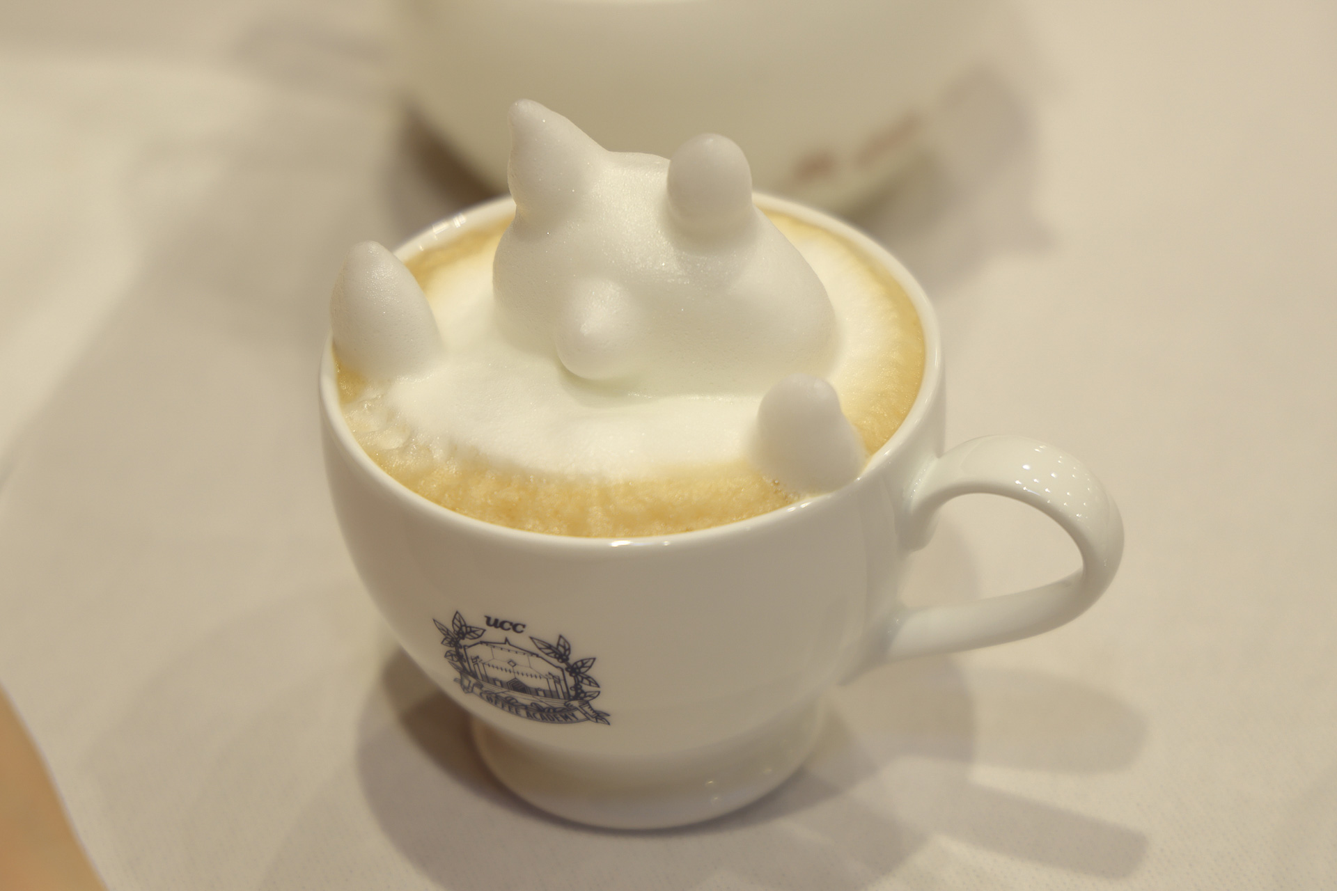 形ができたら、濃く淹れたコーヒーを竹串に付けちょんちょんと付けていく
