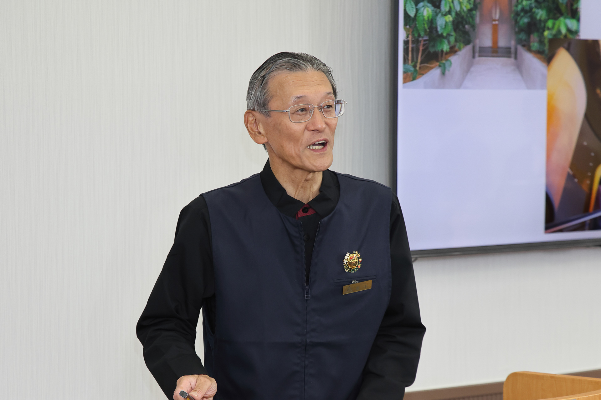 館長の栄秀文氏は、新しくなったUCCコーヒー博物館の見どころやポイントなどを説明した