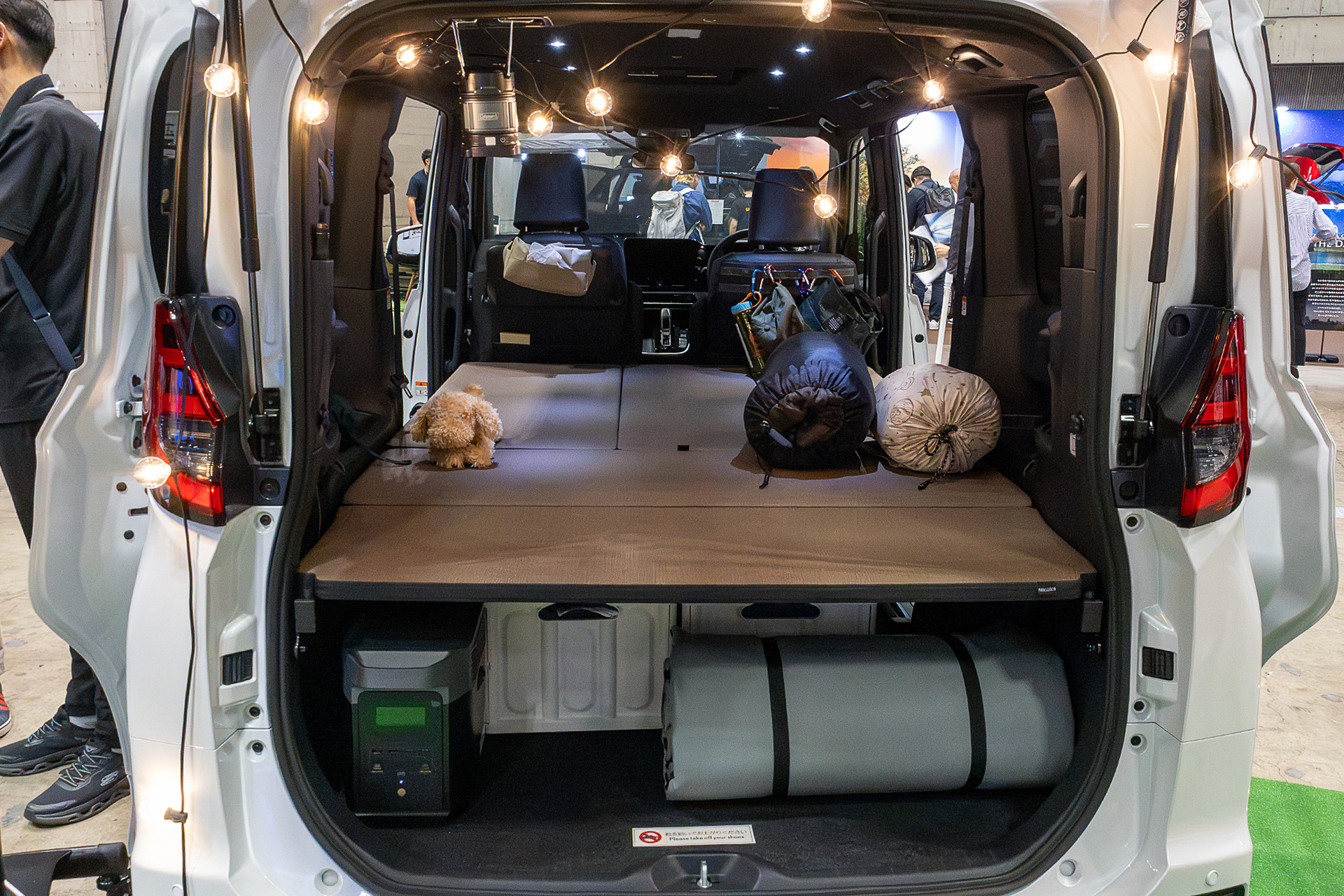 リアに横向きで2枚渡してあるのが、専用ラゲージボード。3列目シートを外すことになるので、乗車定員の変更が必要になる