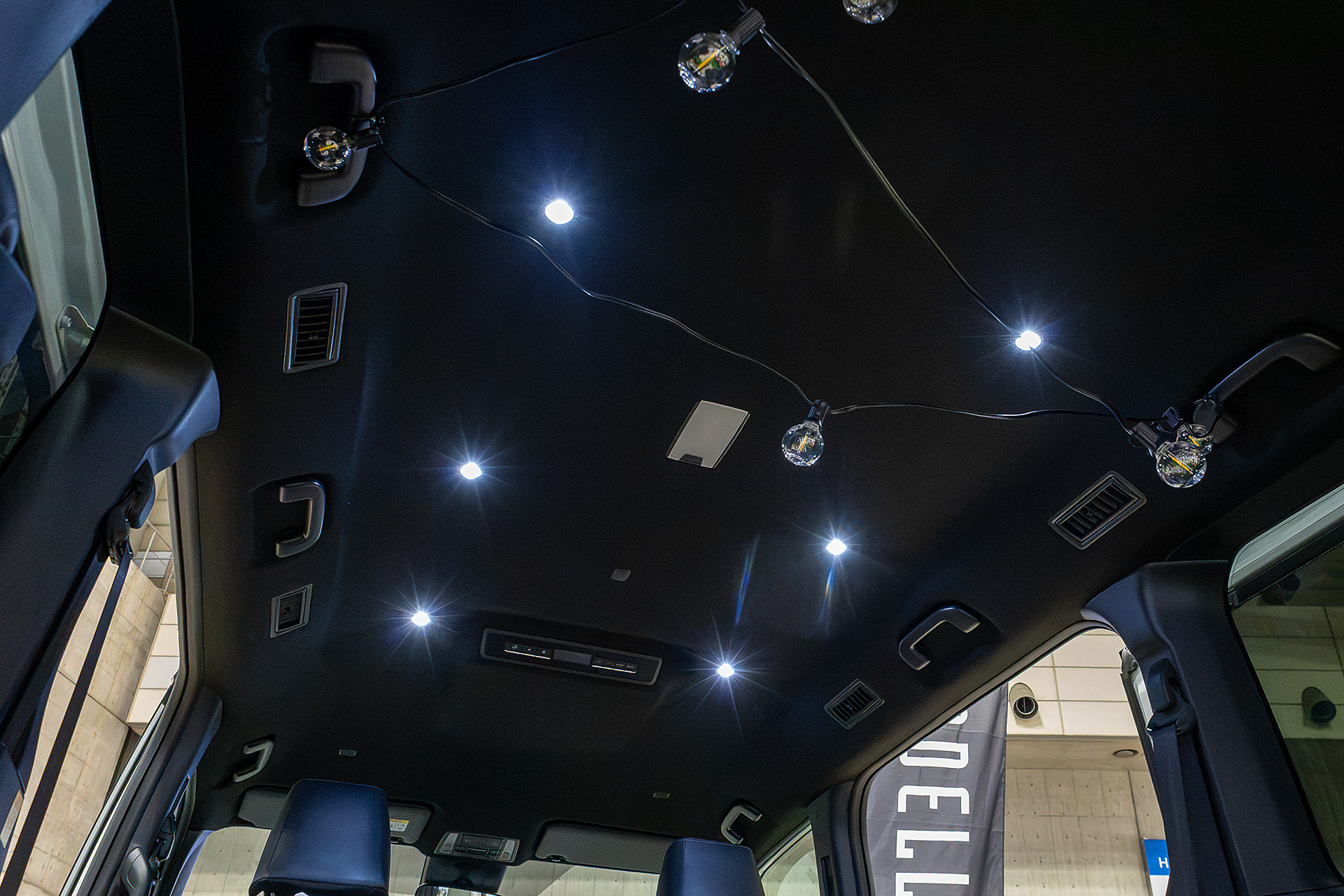 天井には6灯のLEDランプが埋め込まれている。クルマのバッテリーだけでなく、ポータブルバッテリーを電源としての点灯も可能