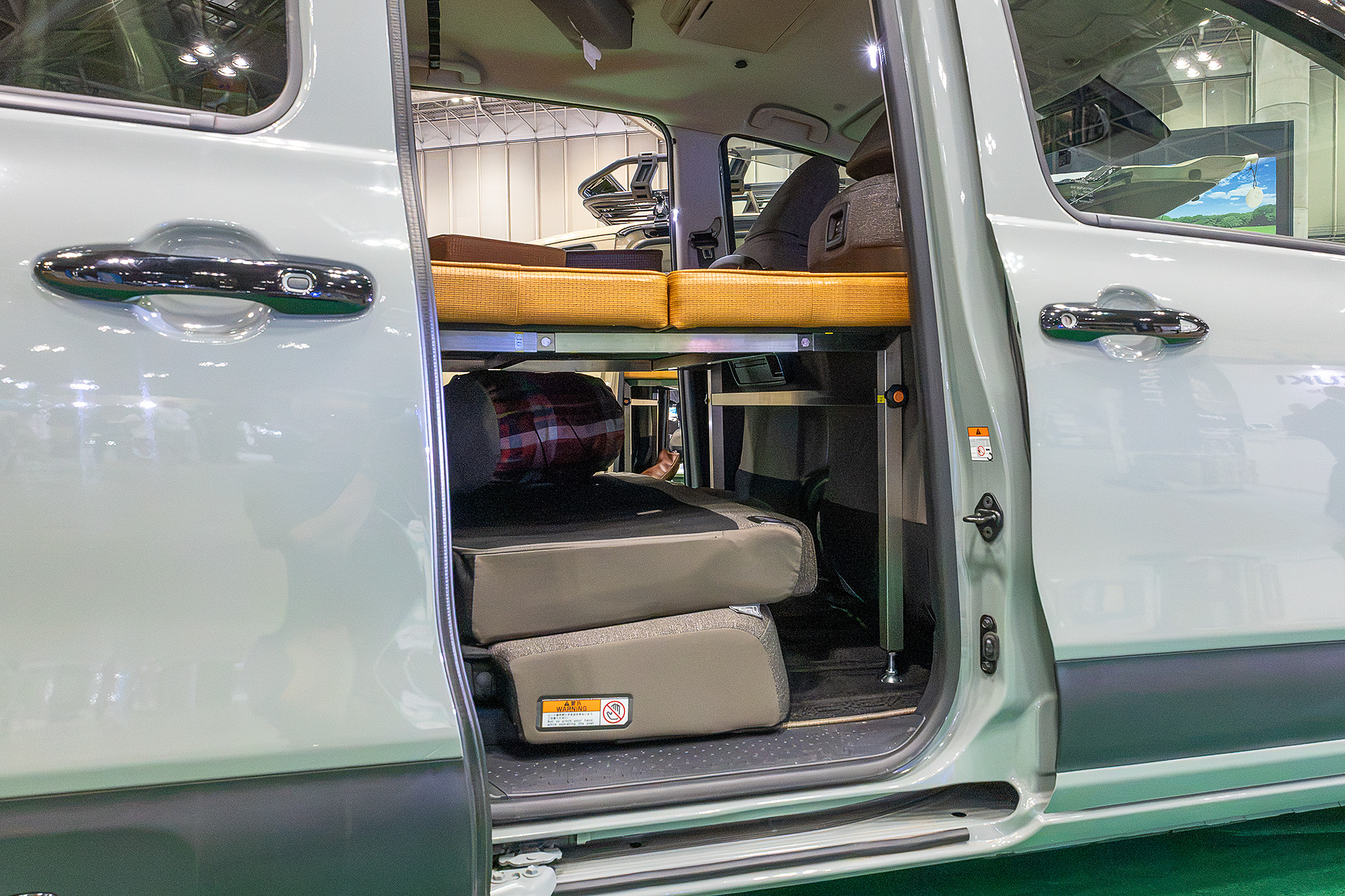 現状は運転席、助手席を前にスライドしてフレームを展開している。この状態でも運転できないことはないが、運転姿勢は窮屈になる。ベッドキットを展開したままでもシートのスライドができるように改良する案も出ているようだ