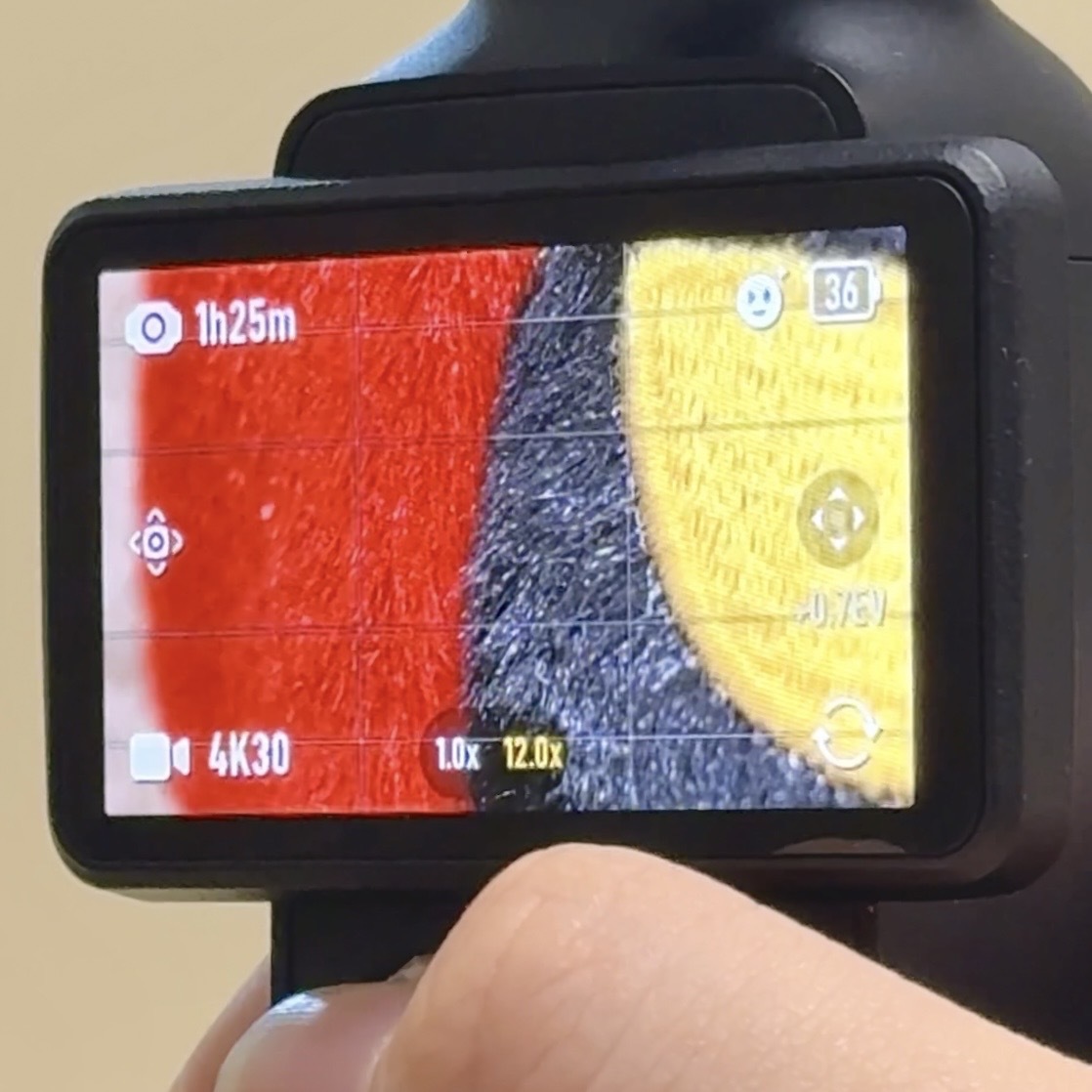 2つのレンズを縦に並べることで、広角から3倍ズームに切り替える際も視差（構図のズレ）が少ないとのこと
