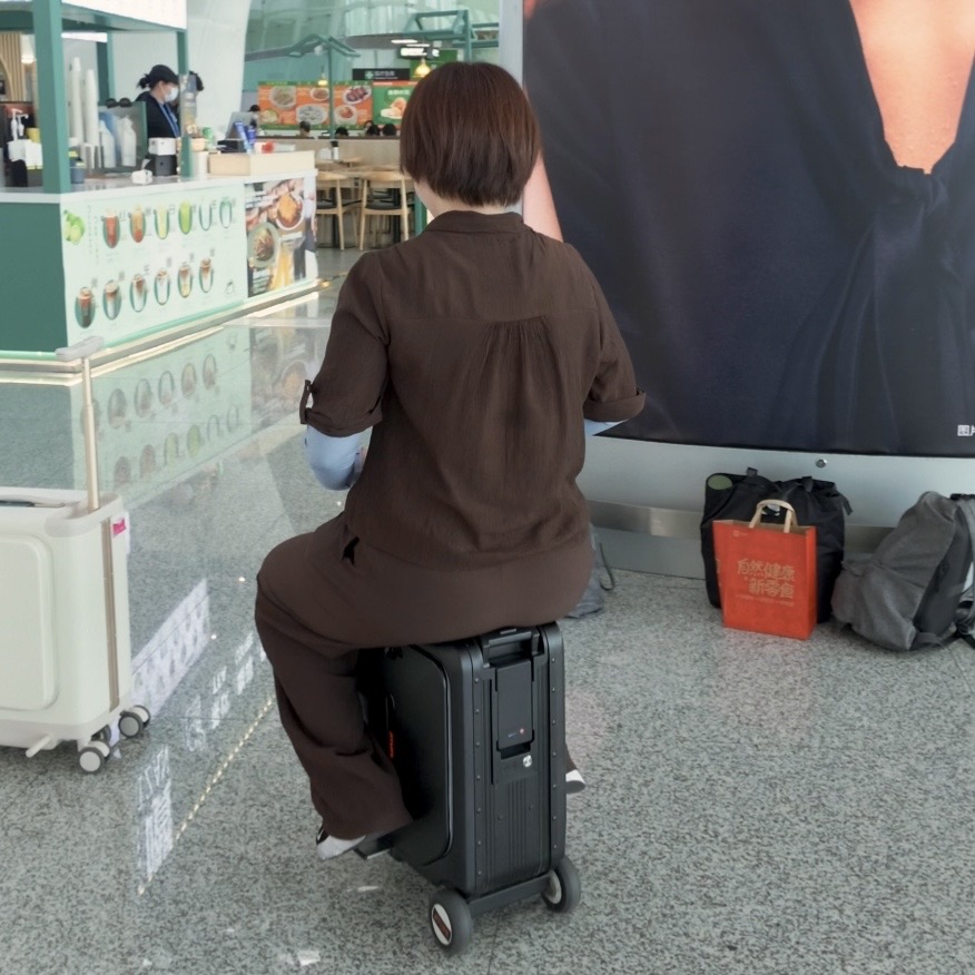 トラッキング機能をオンにすると、顔が見えなくなったり柱に隠れたりしても、ずっと被写体を追いかけてくれた（周囲の安全に配慮して撮影しています）