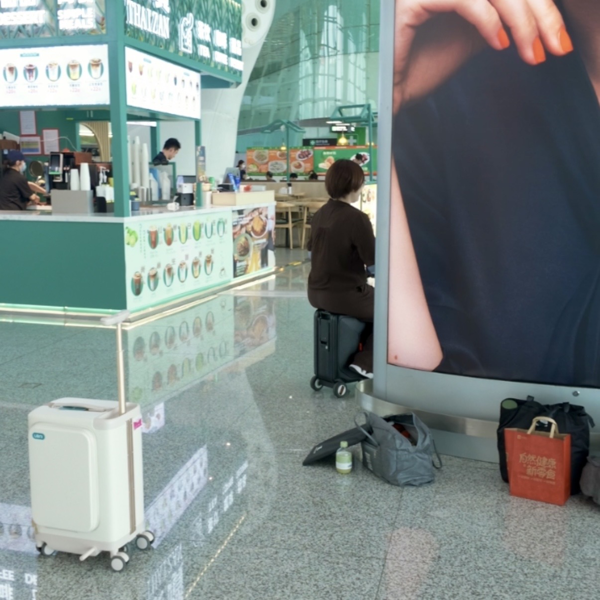 トラッキング機能をオンにすると、顔が見えなくなったり柱に隠れたりしても、ずっと被写体を追いかけてくれた（周囲の安全に配慮して撮影しています）