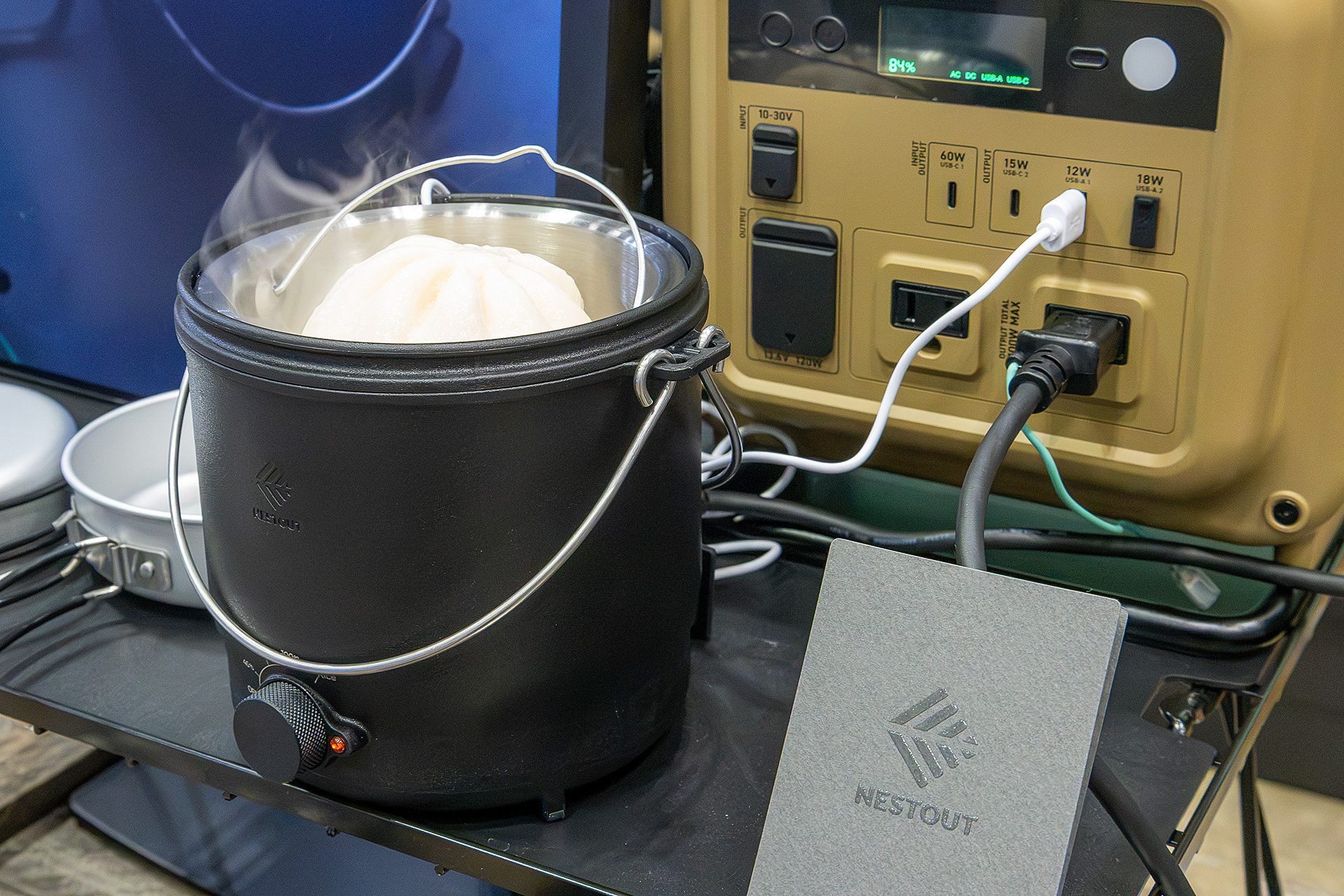 300mLのお湯を沸かすのには約35Whを消費。時間は約5分。実際の車中泊では数回行なうと思うが、700Whクラスのポータブル電源を使えば、車内照明やポータブル冷蔵庫と併用してもバッテリー容量が足りなくなることはないだろう