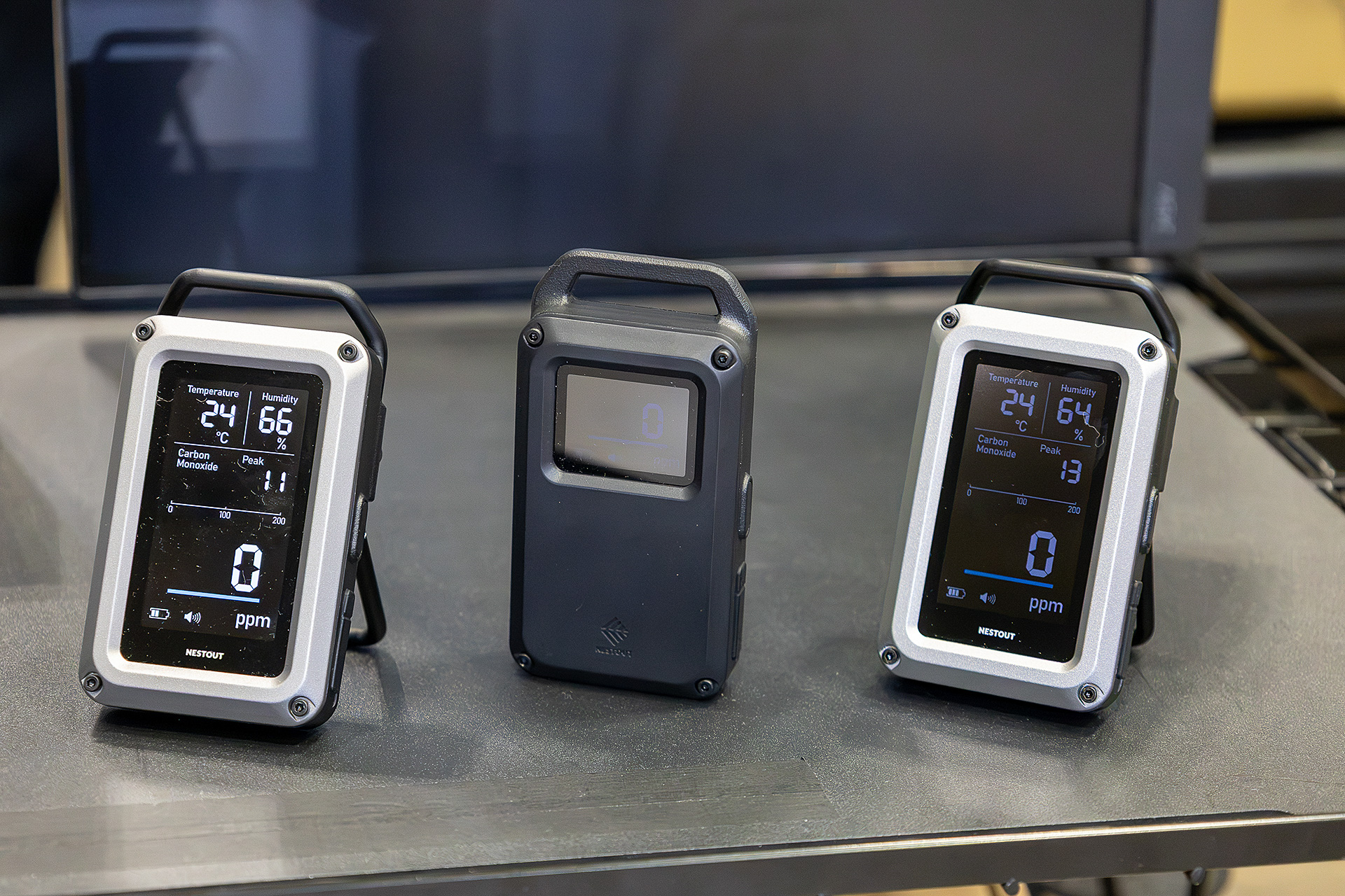 こちらは一酸化炭素アラームの3in1。日本のセンサーメーカーのセンサーを使った製品で計測の正確さが最大の特長とのこと。自己診断機能もあるので、もしセンサーが故障してもそれを検出してアラートで知らせる機能もある。温度計と湿度計も備えている