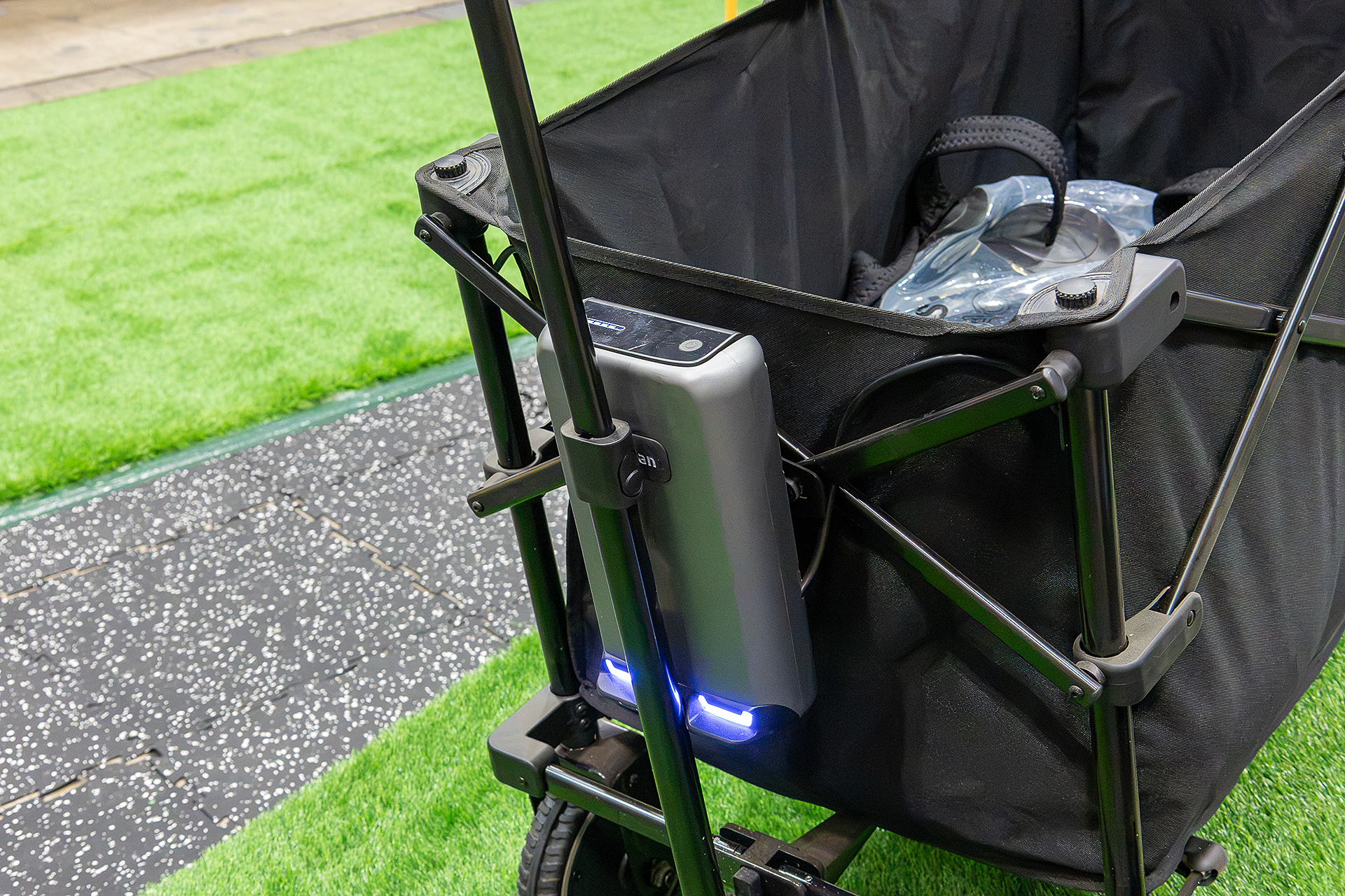 バッテリーは着脱式。1回の充電で約7km走行できる。モーターはハンドル側の2輪に内蔵している