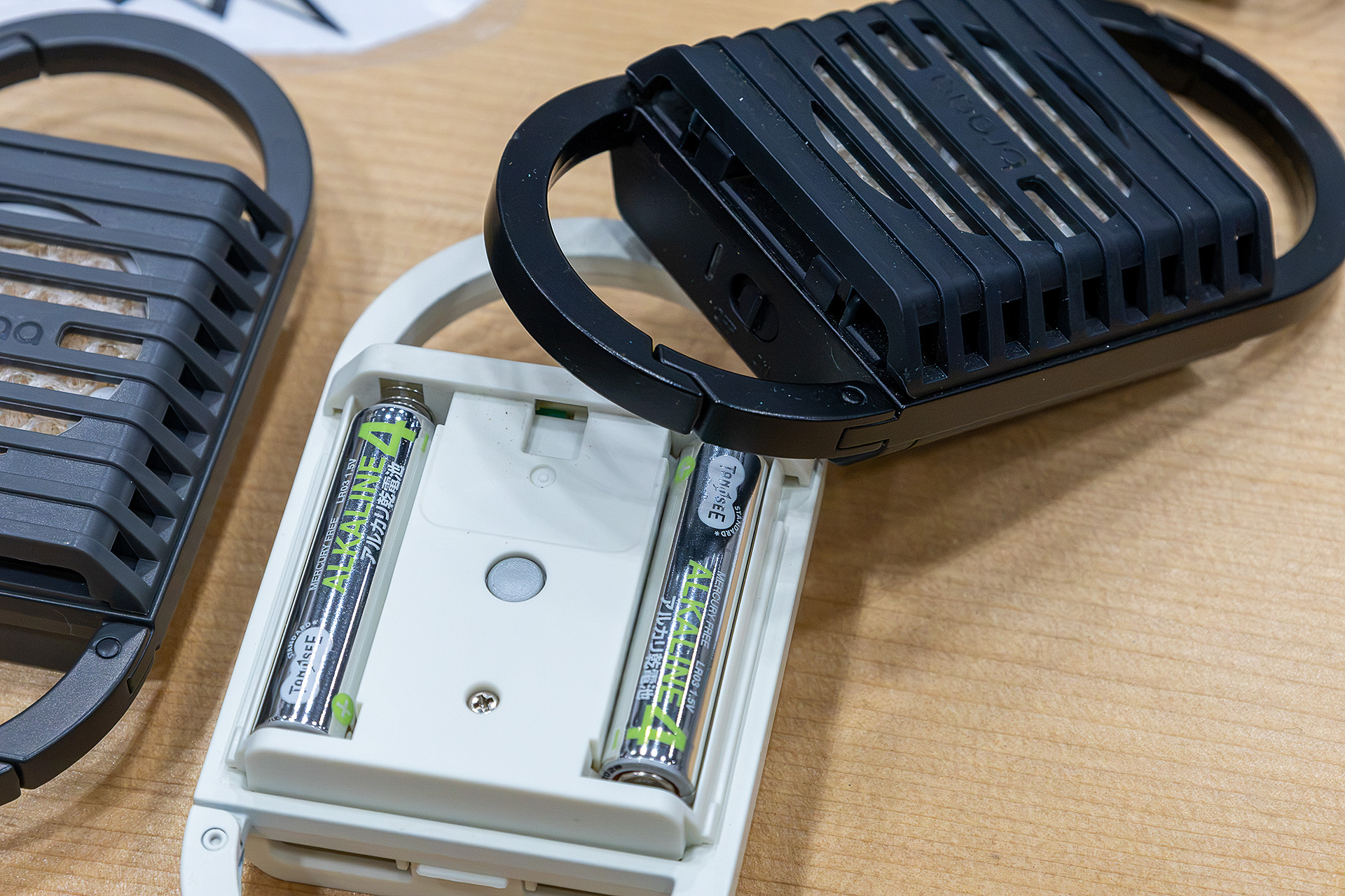 内蔵のファンを回して薬剤を周辺に噴霧する仕組み。電源は単4形電池を2本使用。薬剤の寿命と電池の寿命サイクルを合わせてあるので電池が切れたときが薬剤の交換時期となる