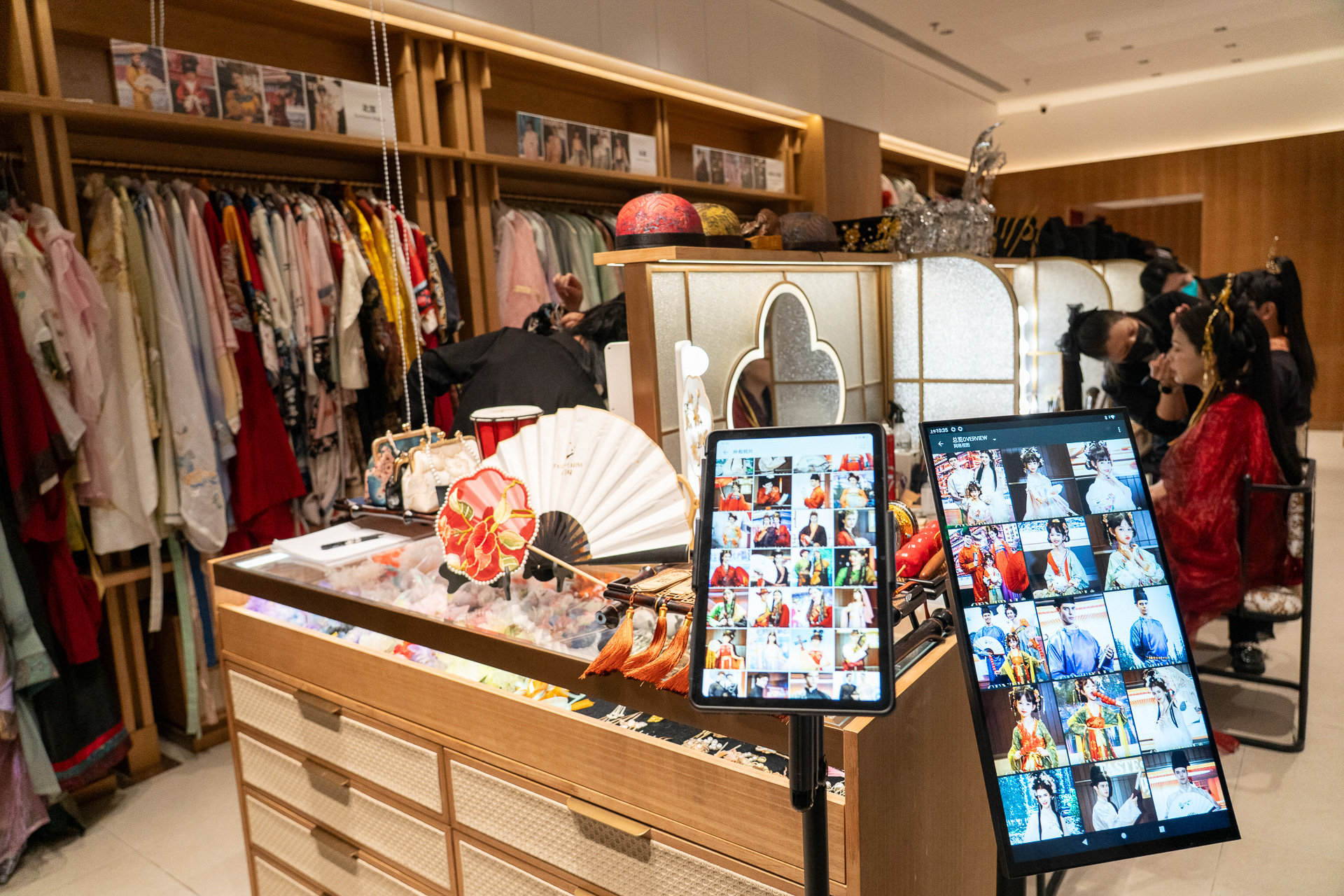 きらびやかな漢服やチャイナドレスが並ぶ衣装部屋でドレスアップ。男性衣装もあります