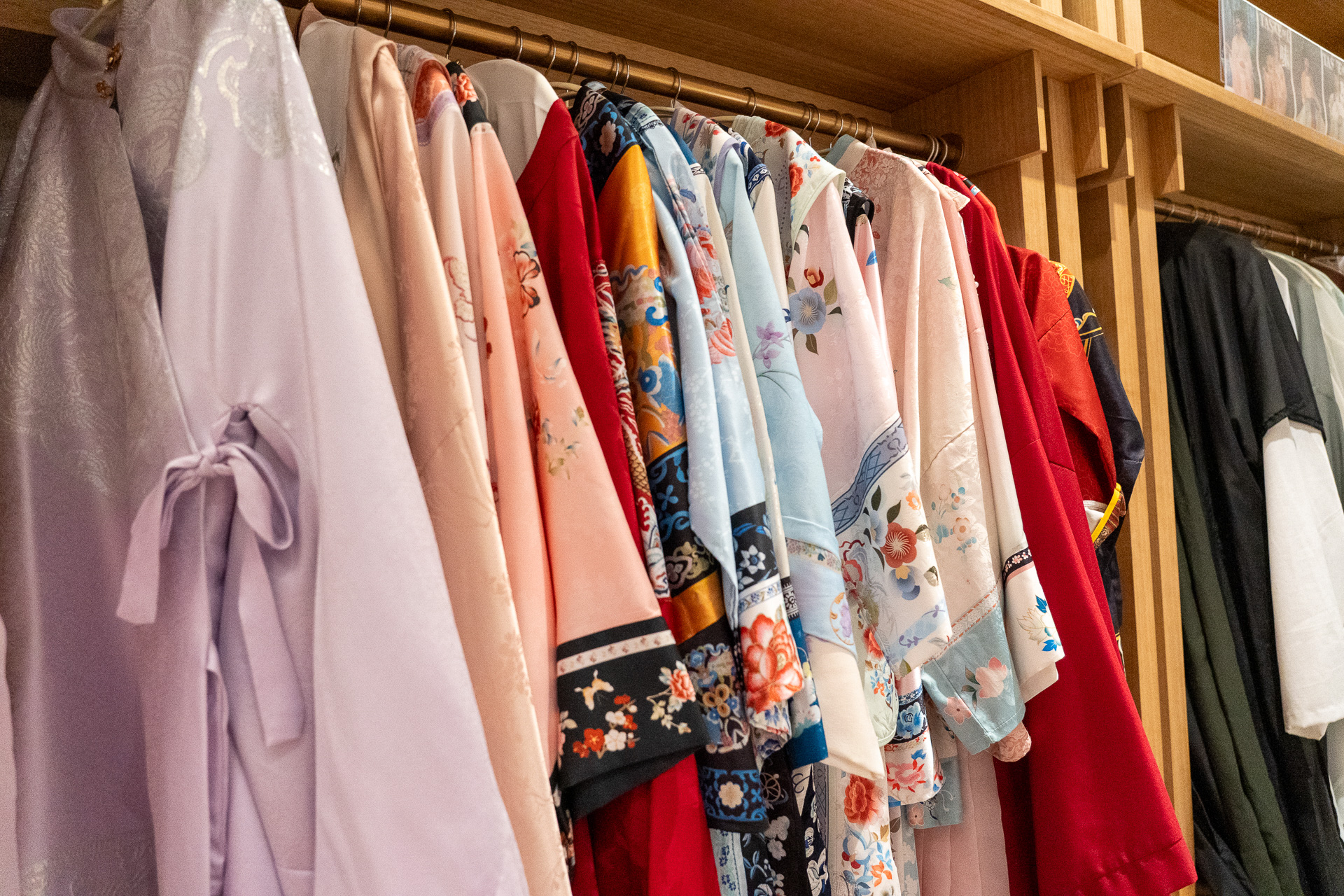 宋代や唐代の艶やかな漢服から、清代のクラシカルなチャイナドレス、さらにはミャオ族など少数民族の精巧な衣装も