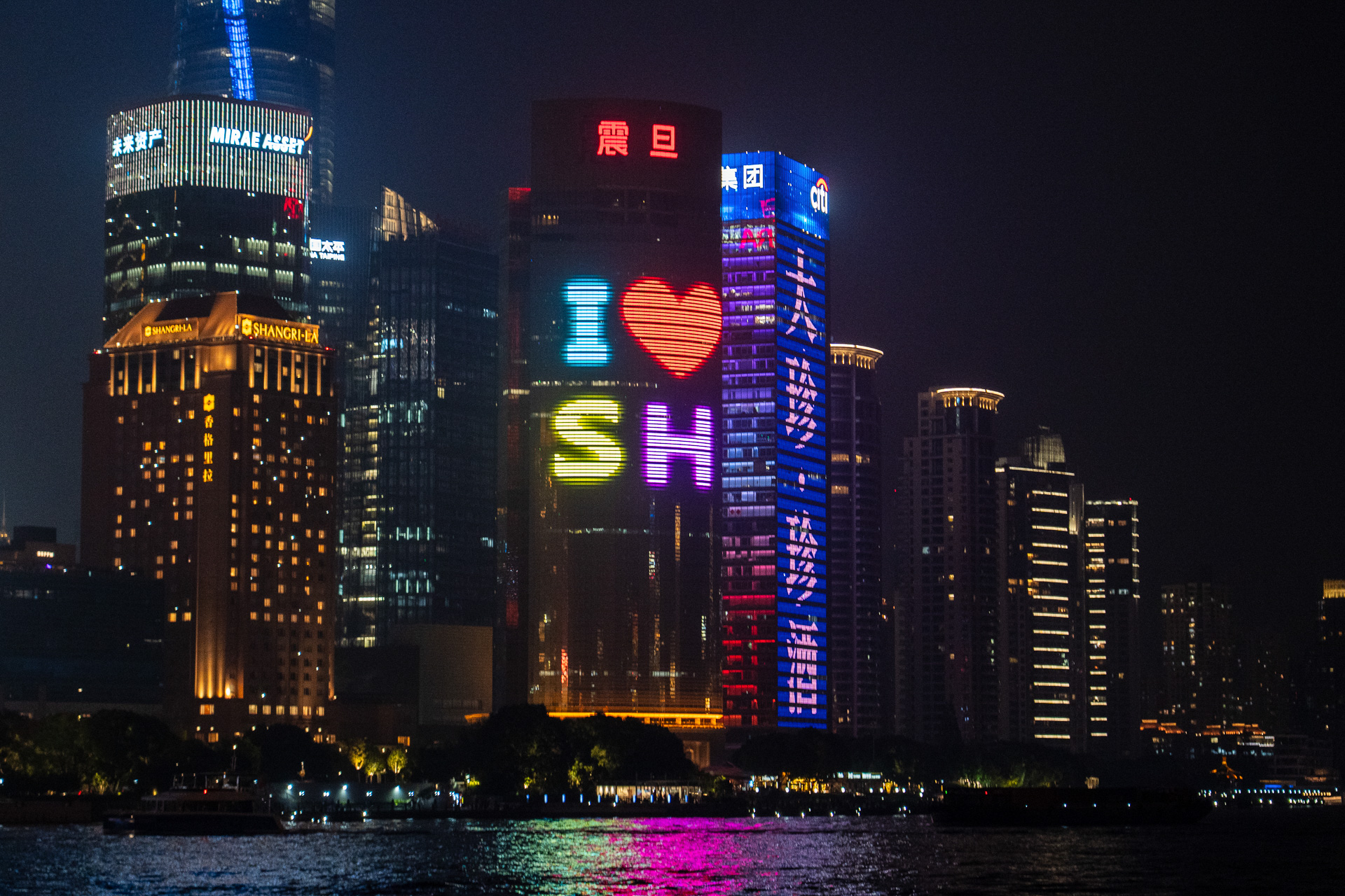 「I&hearts;SH」の巨大デジタル文字がいい感じ