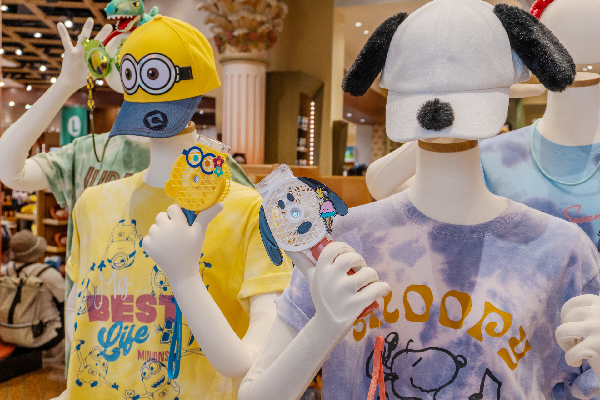 ハットやクールパック付きマフラータオルなど、人気キャラクターをデザインしたここでしかゲットできない暑さ対策グッズが続々