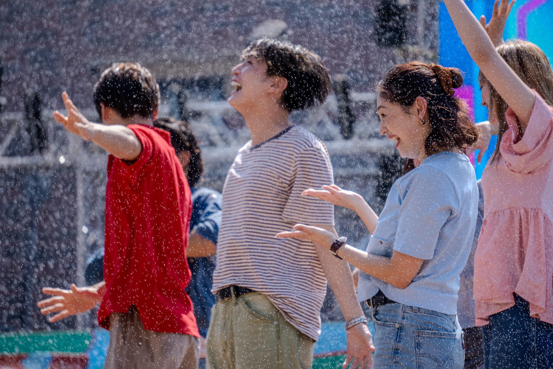25周年の記念ソングなどをBGMに、上空から大量の水が降り注ぎ全身びしょ濡れになれる、昼間のステージショー「クール・スプラッシュ・タイム ～25周年バージョン～」